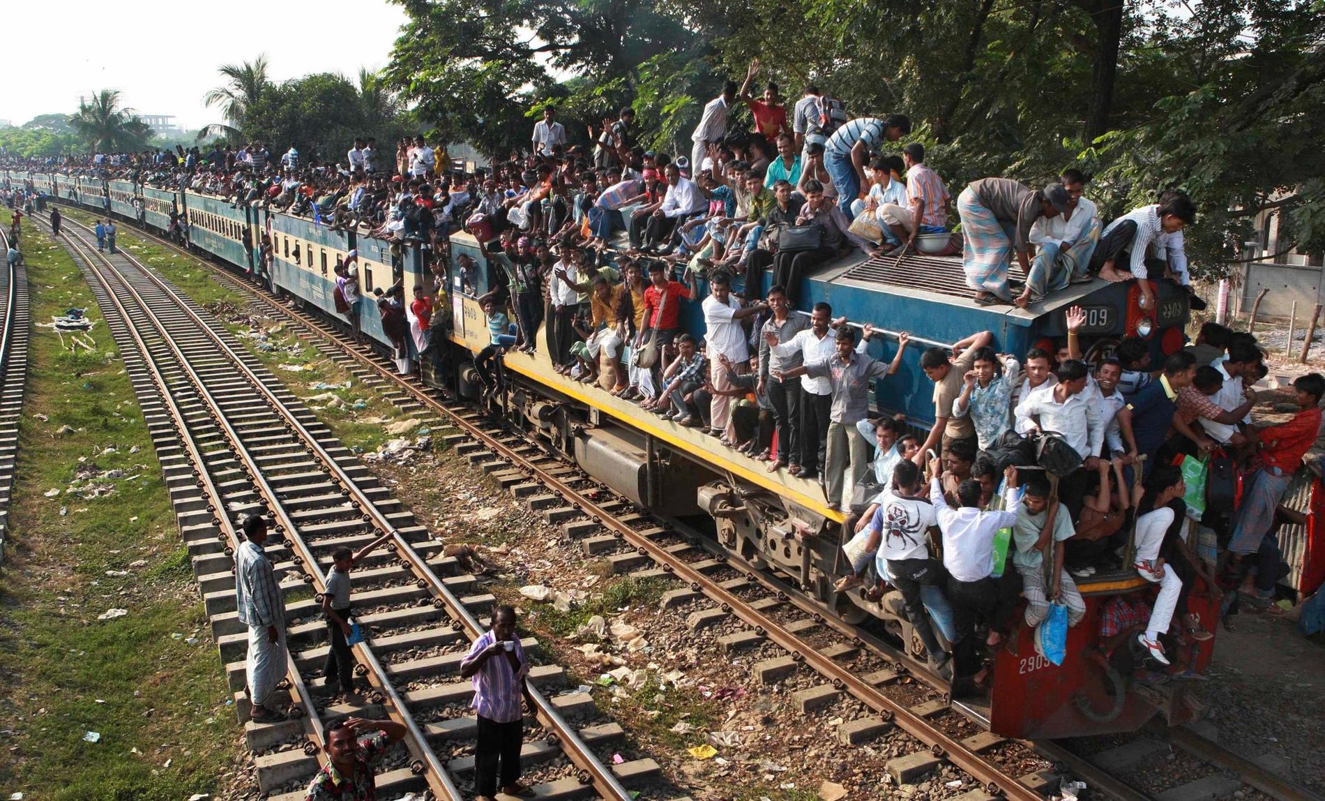Var som helst i södra Asien... Tågpassagerare i Indien, Pakistan och Bangladesh (bilden) har störst anledning att vara nervösa. Sedan 1980 har störst antal tågrelaterade dödsoffer krävts i dessa tre länder. Överfulla tåg förstärker dessutom olycksstatistiken.