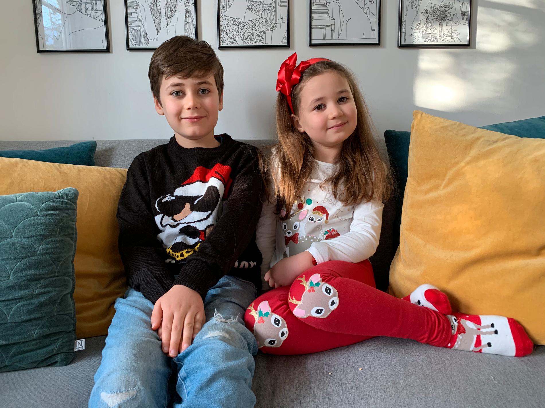 I andra soffan sitter Oscar och Ava från Aftonbladets barnpanel 2020.