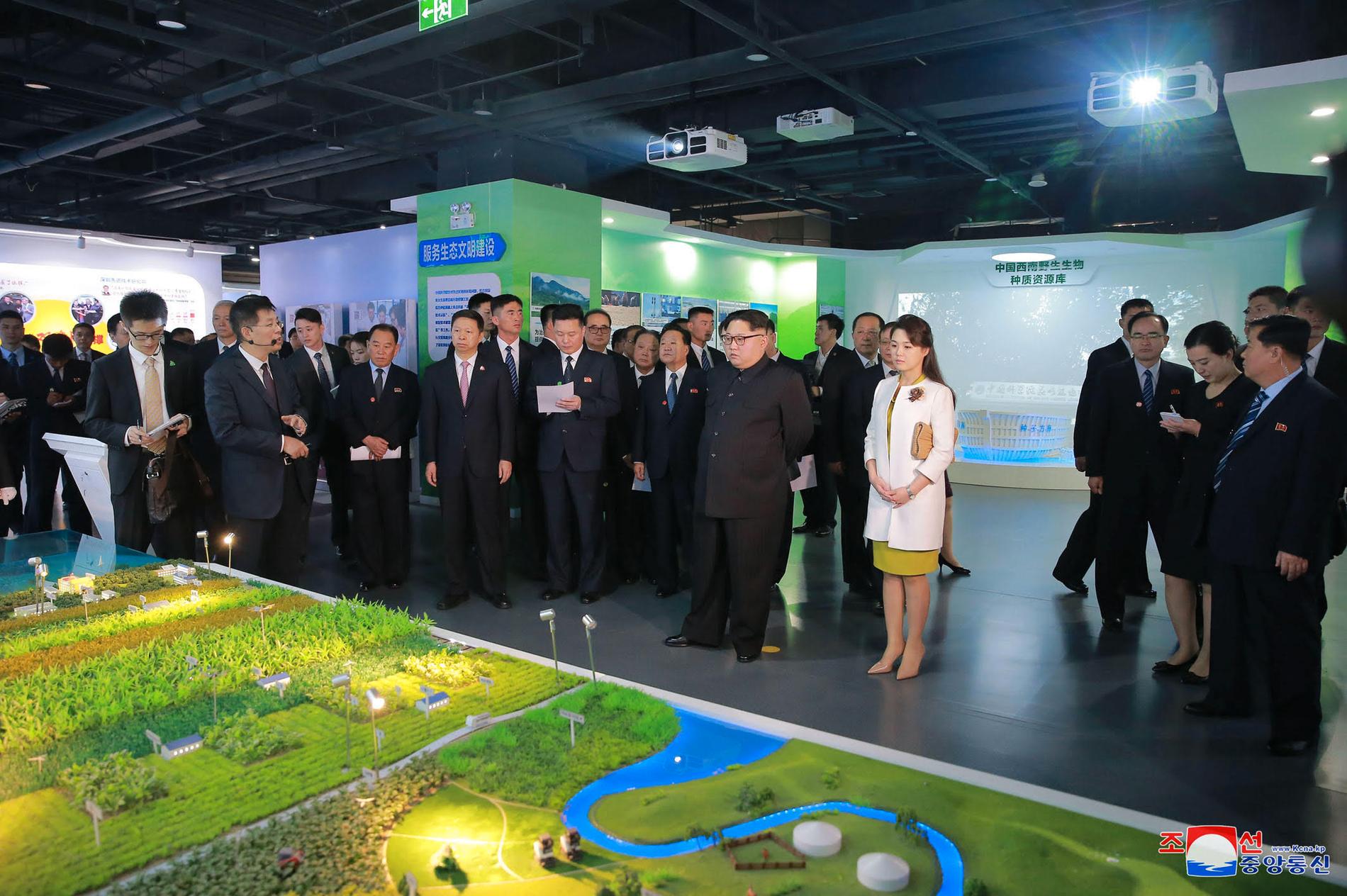 Kim och hans fru besökte Kinesiska vetenskapsakademin under sitt besök i Peking.
