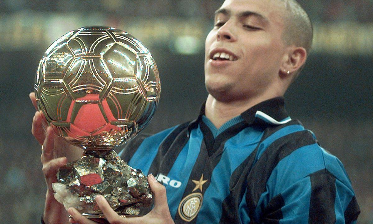 Ronaldo med ”Guldbollen” i januari 1998 efter att ha blivit utsedd till världens bäste spelare 1997.