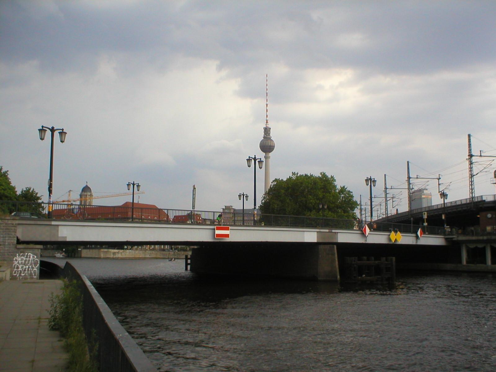Mannen kissade från Jannowitzbrücke, i östra Berlin.