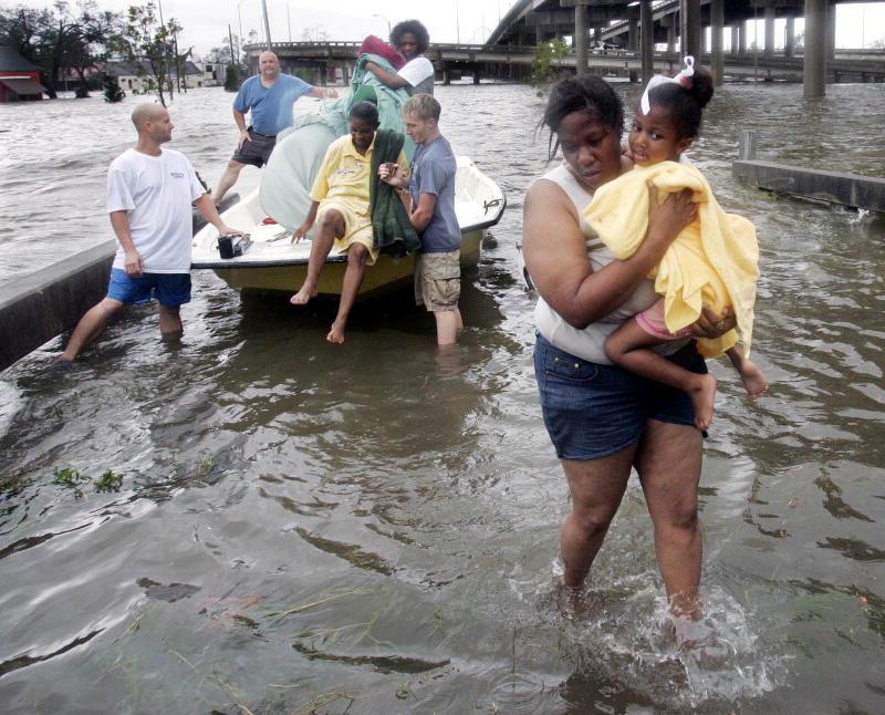 New Orleans-bor flyr undan orkanen Katrina 2005. Efter återuppbyggnaden steg bostadspriserna så mycket att 100 000 inte hade råd att flytta tillbaka. Foto: AP