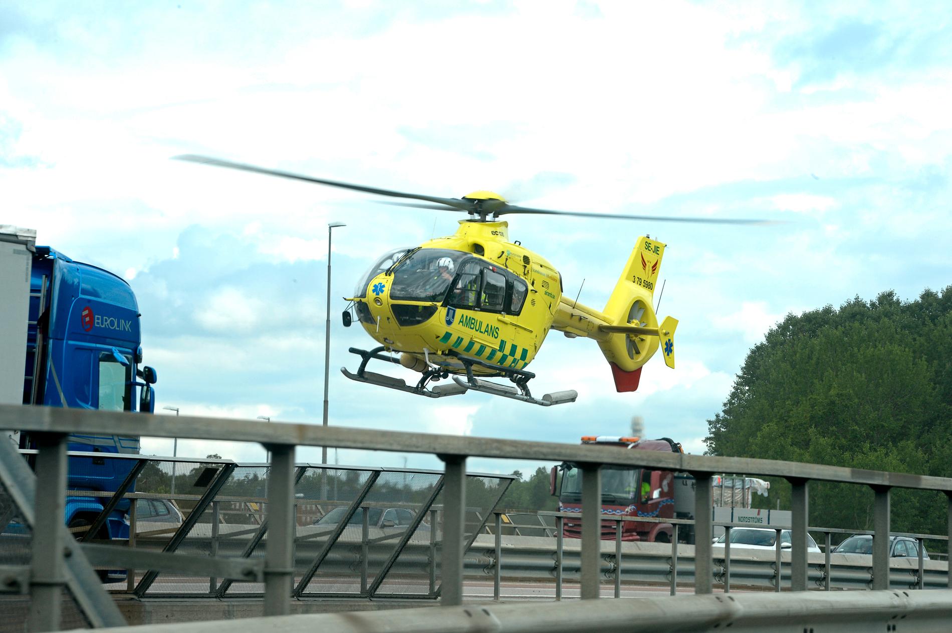 Ambulanshelikopter lyfter från olycksplatsen vid trafikplats Trångsund i Huddinge.