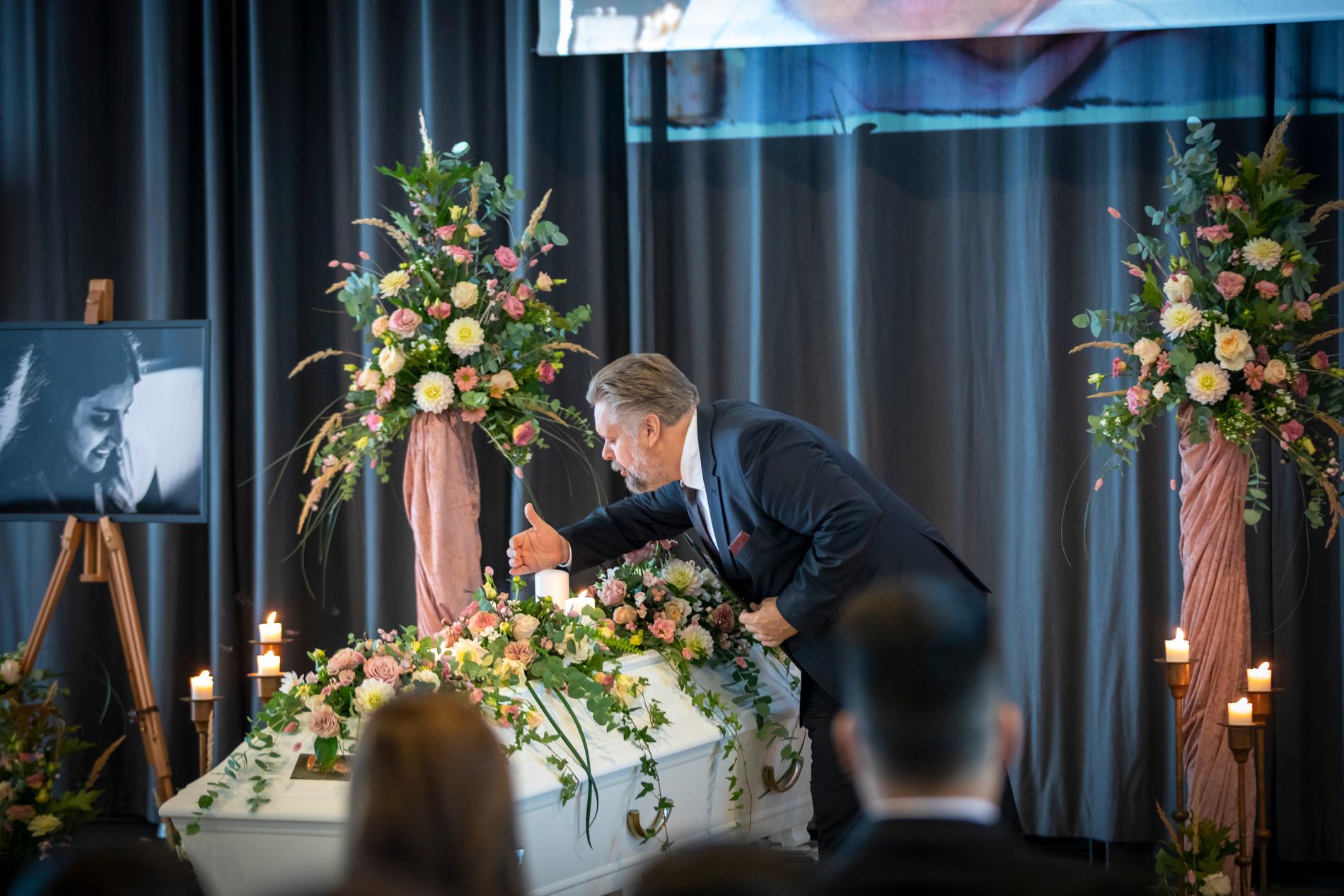 Begravningsentreprenören Jimmy Serler höll i den borgerliga ceremonin för Karolin Hakim. Han talade om ordet på allas läppar – varför. 