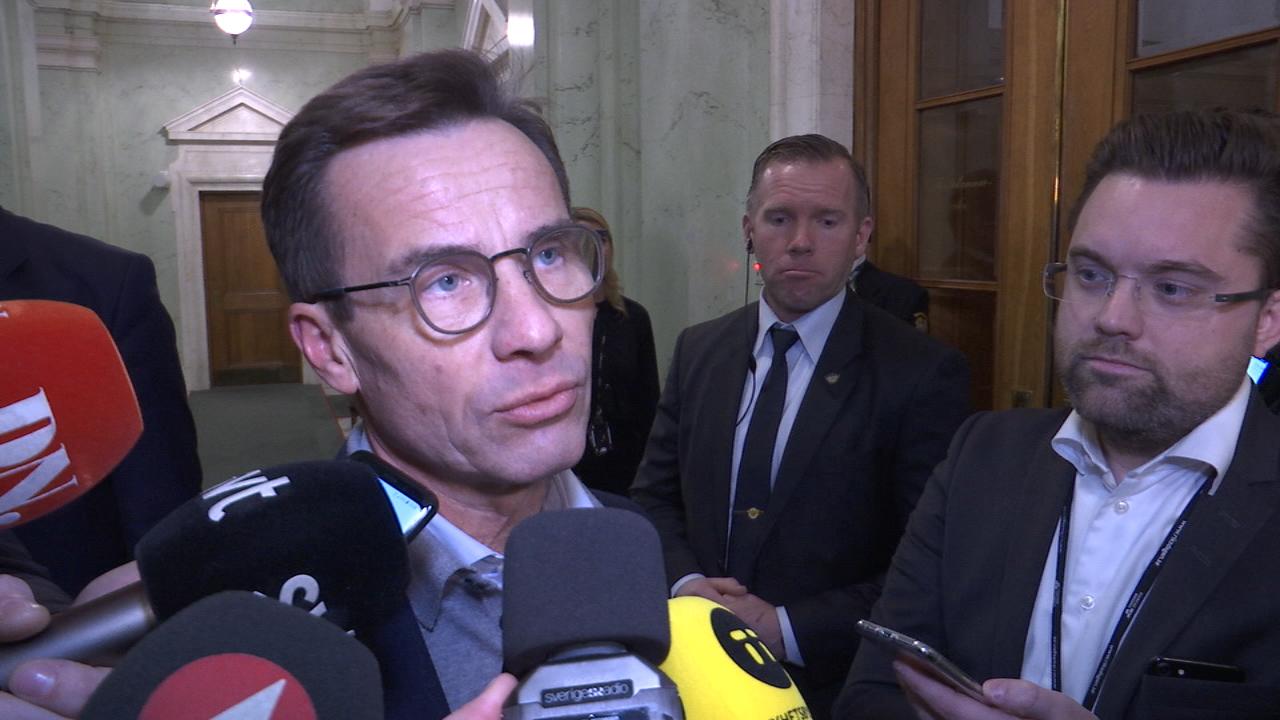 Moderatledaren Ulf Kristersson ligger lågt med kommentarer kring Centerledaren Annie Lööfs öppning kring att släppa fram Stefan Löfven som statsminister i utbyte mot en lång rad krav.