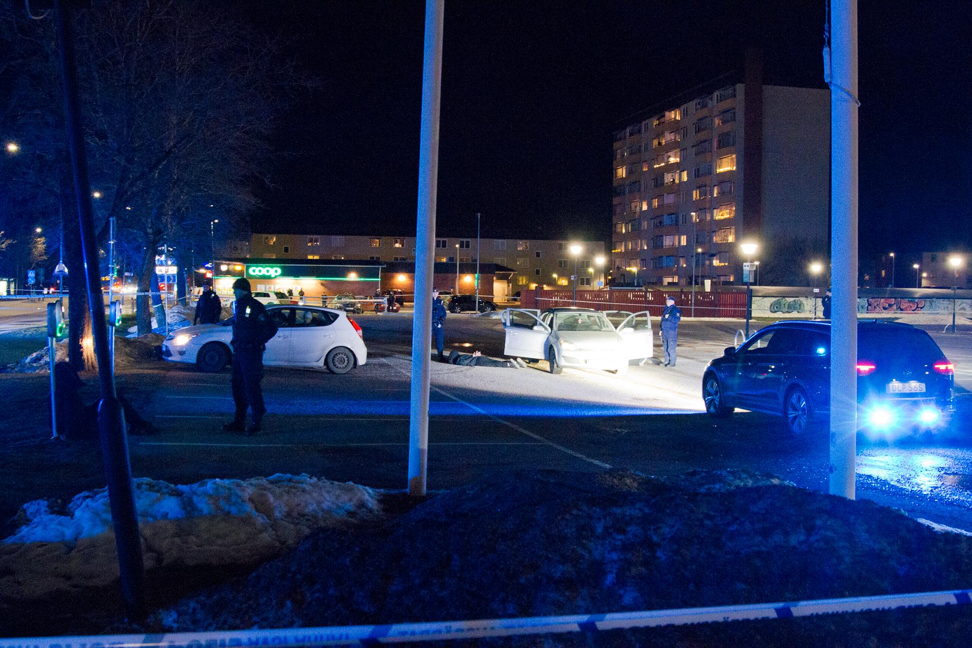 En man blev skjuten utomhus i Sandviken på lördagskvällen.