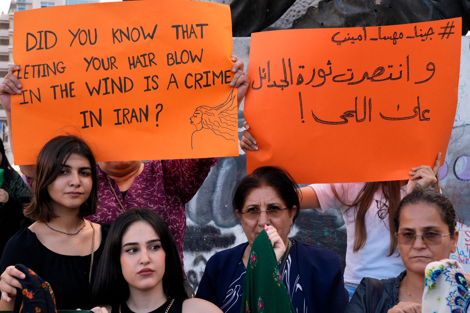 I många länder protesterar människor till stöd för de iranska kvinnornas kamp. På bilden kurdiska kvinnor i Libanon. 