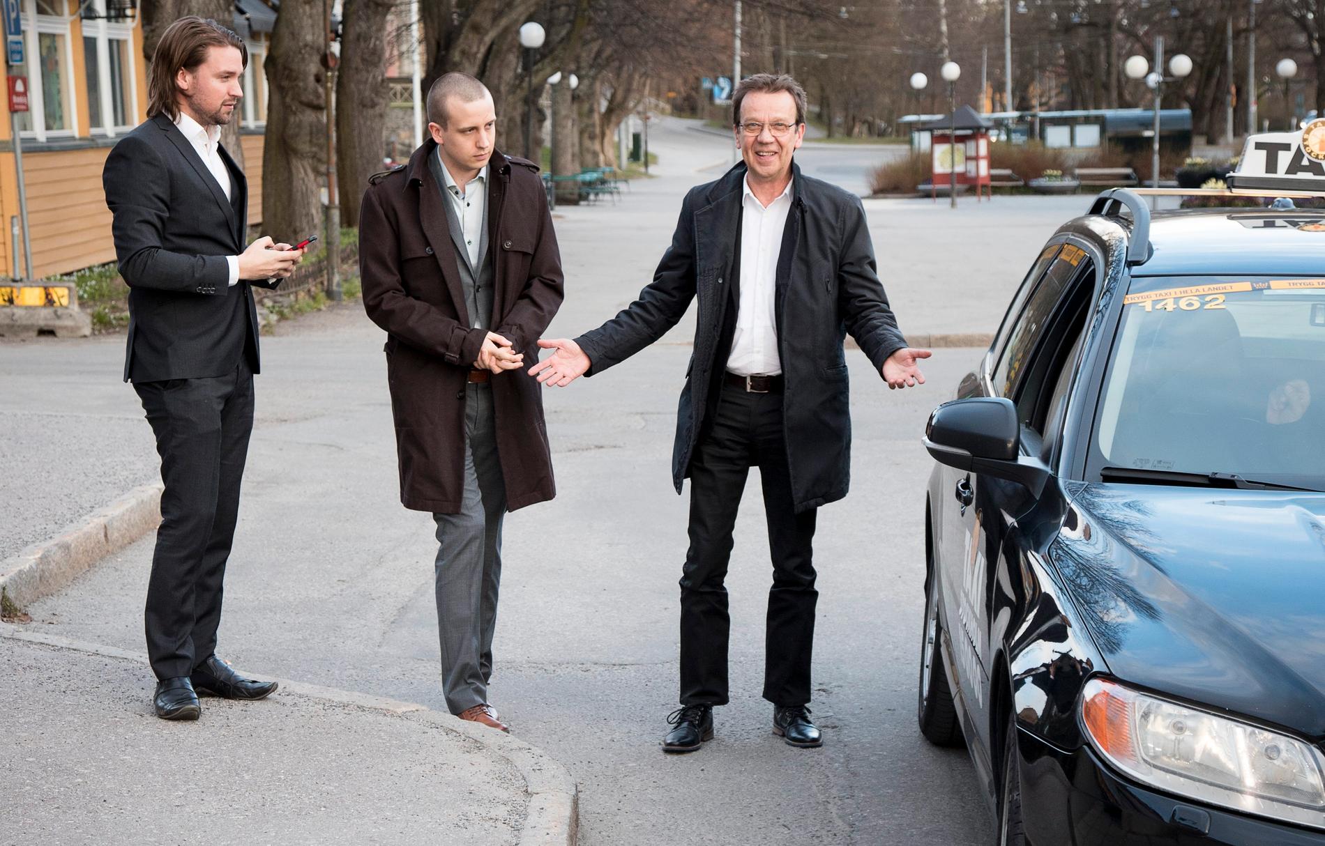Björn Skifs på väg till sin överraskningsfest tillsammans med sönerna Jonathan och Oliver.