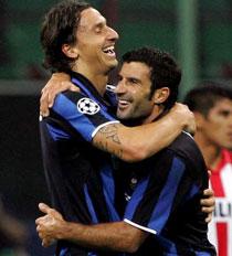 Zlatan Ibrahimovic och Figo firar ett Inter-mål, men nu missar portugisen derbyt.