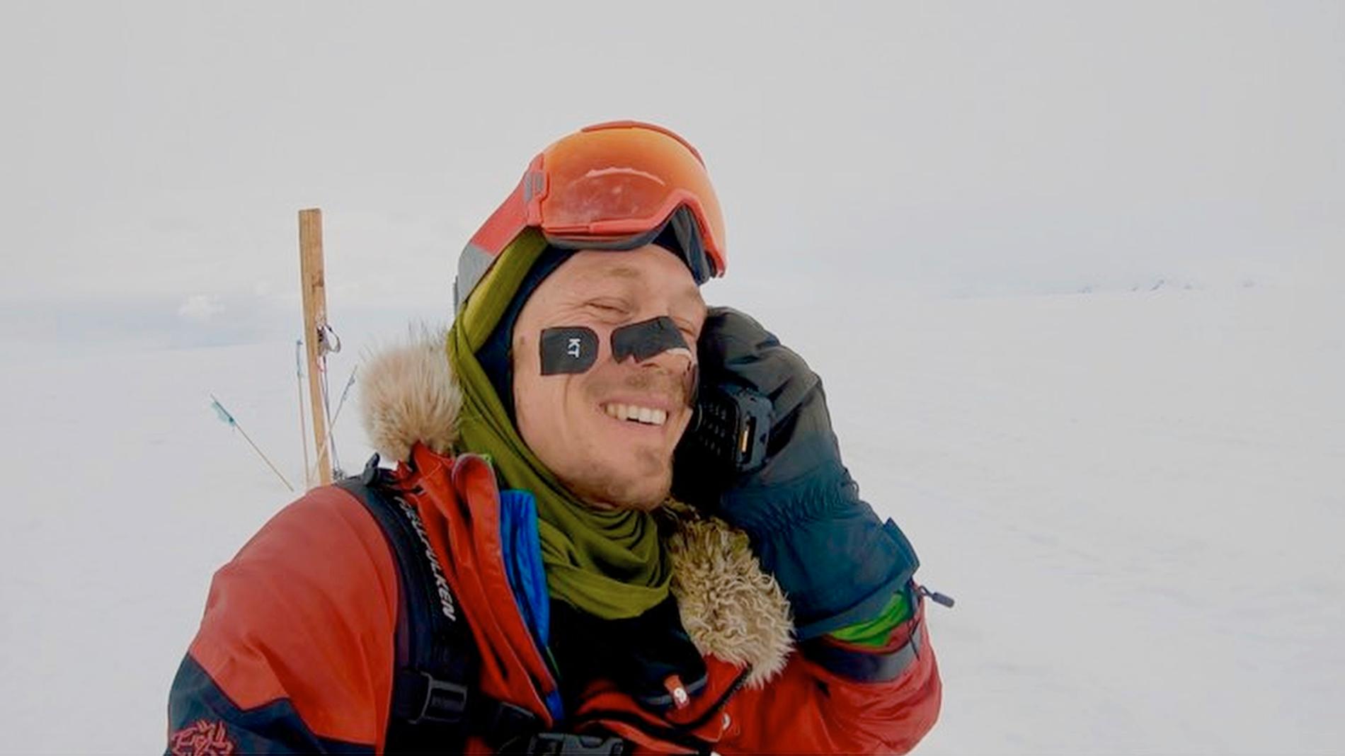 Colin O'Brady ringer hem för att berätta att han klarat överfärden över Antarktis.