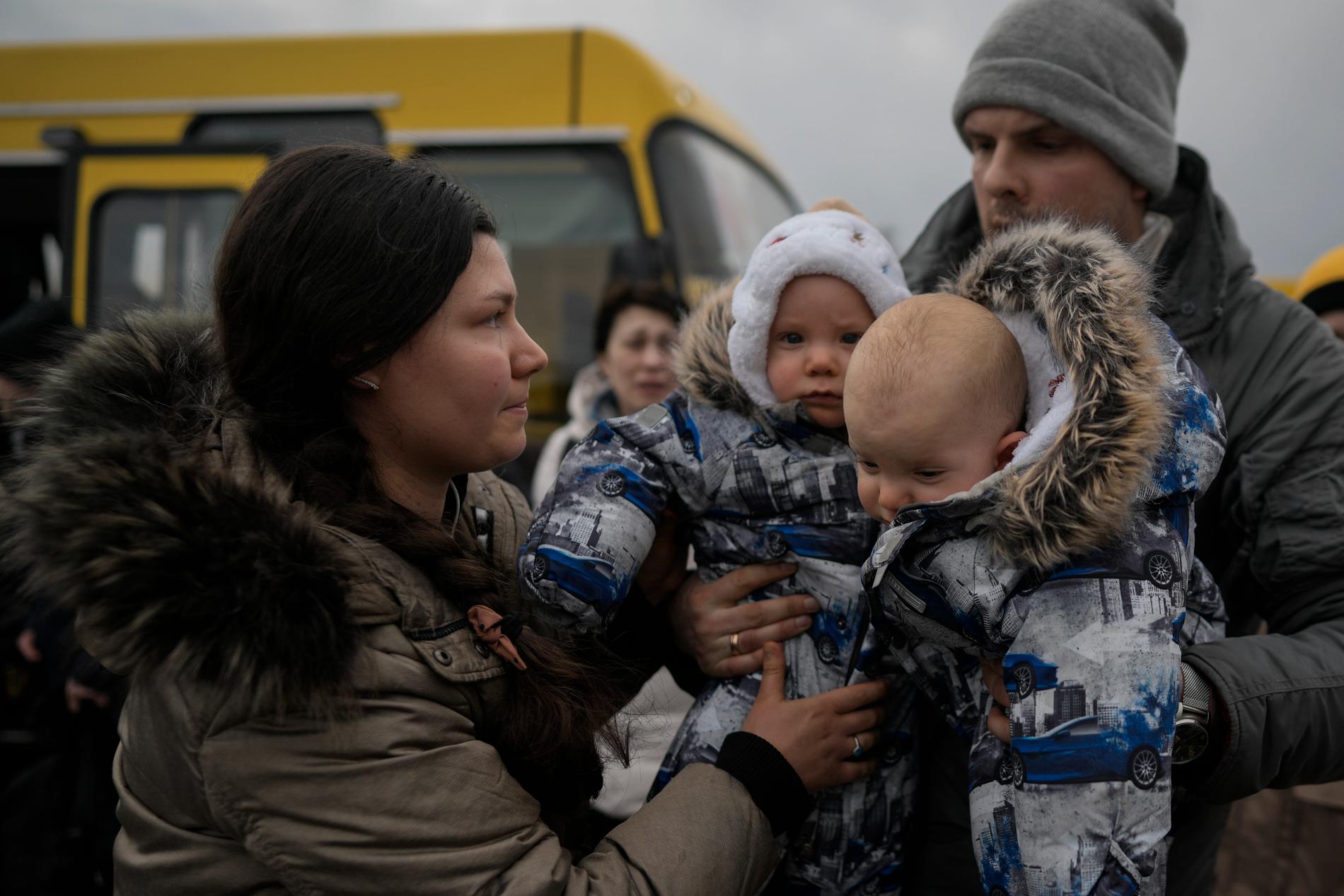 En familj med två små barn i Kievområdet, några av de runt 35 000 som evakuerades i onsdags.