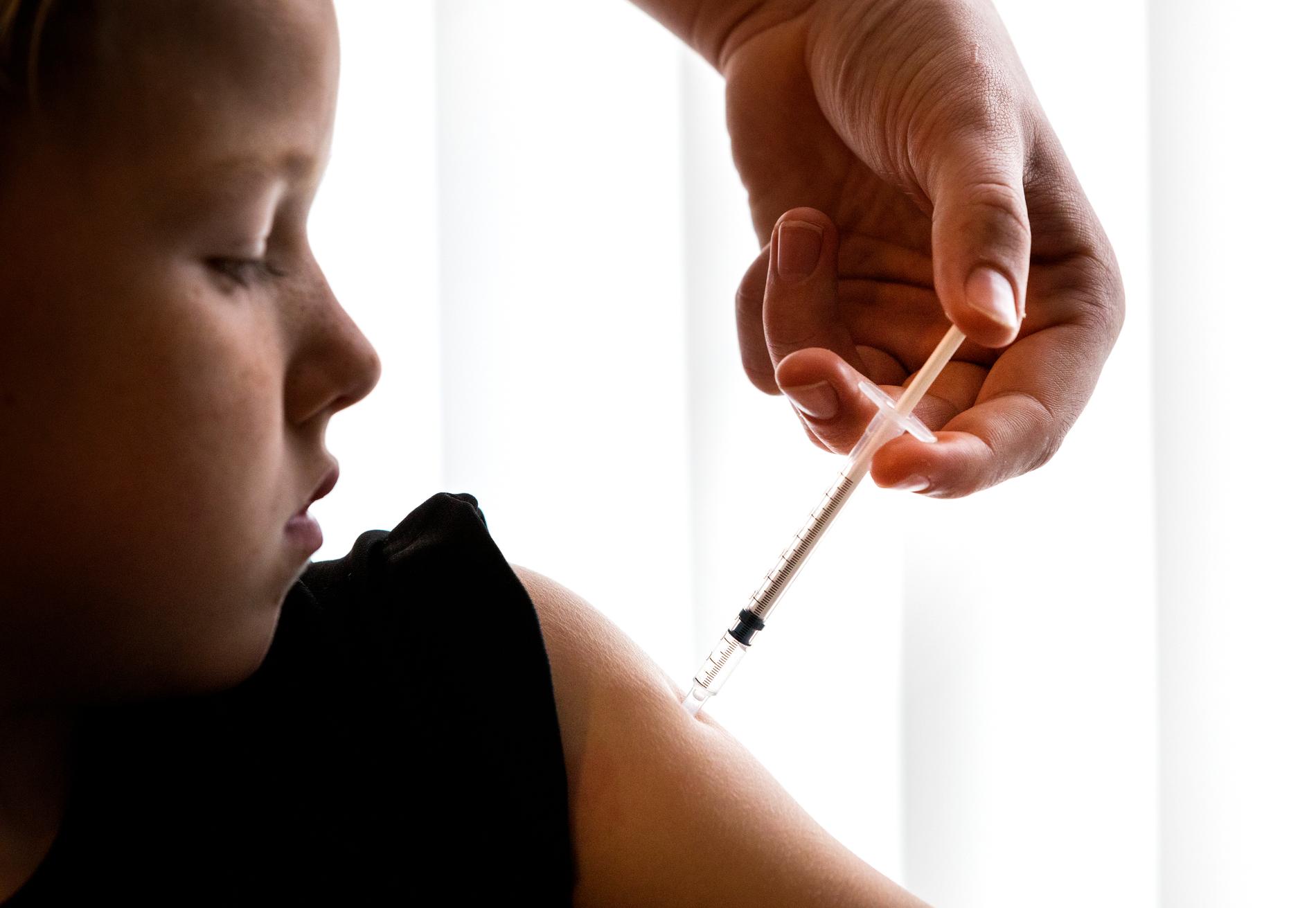 En majoritet av svenskarna är positiv till att införa obligatorisk vaccination av barn. Arkivbild.
