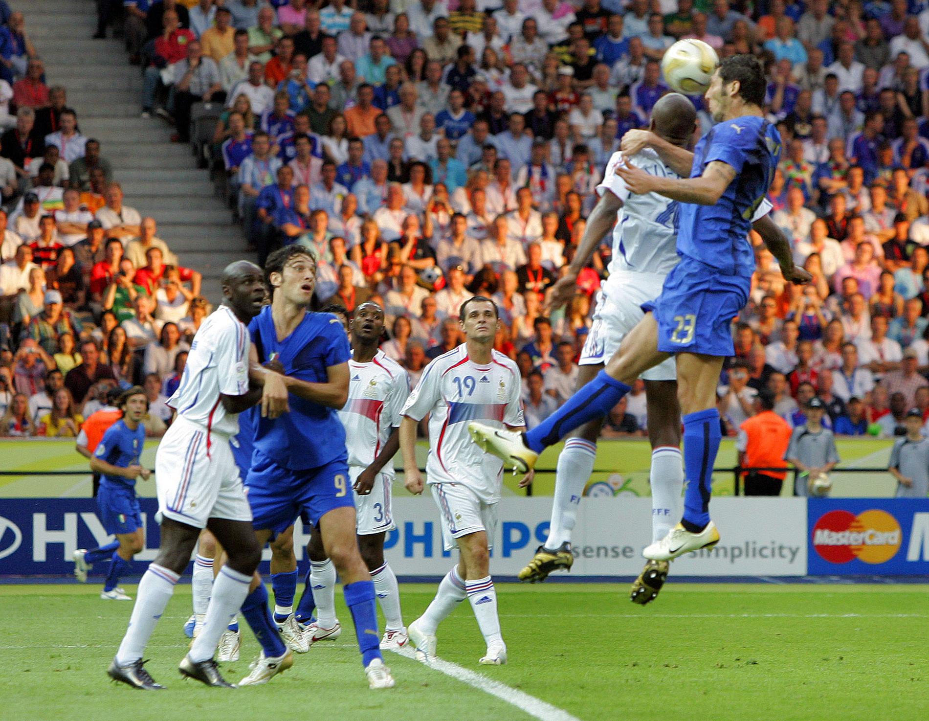 Marco Materazzi, höger, nickade in Italiens mål under ordinarie tid i VM-finalen mot Lilian Thurams, näst längs till vänster, Frankrike 2006. Italien tog guld efter straffläggning. Arkivbild.
