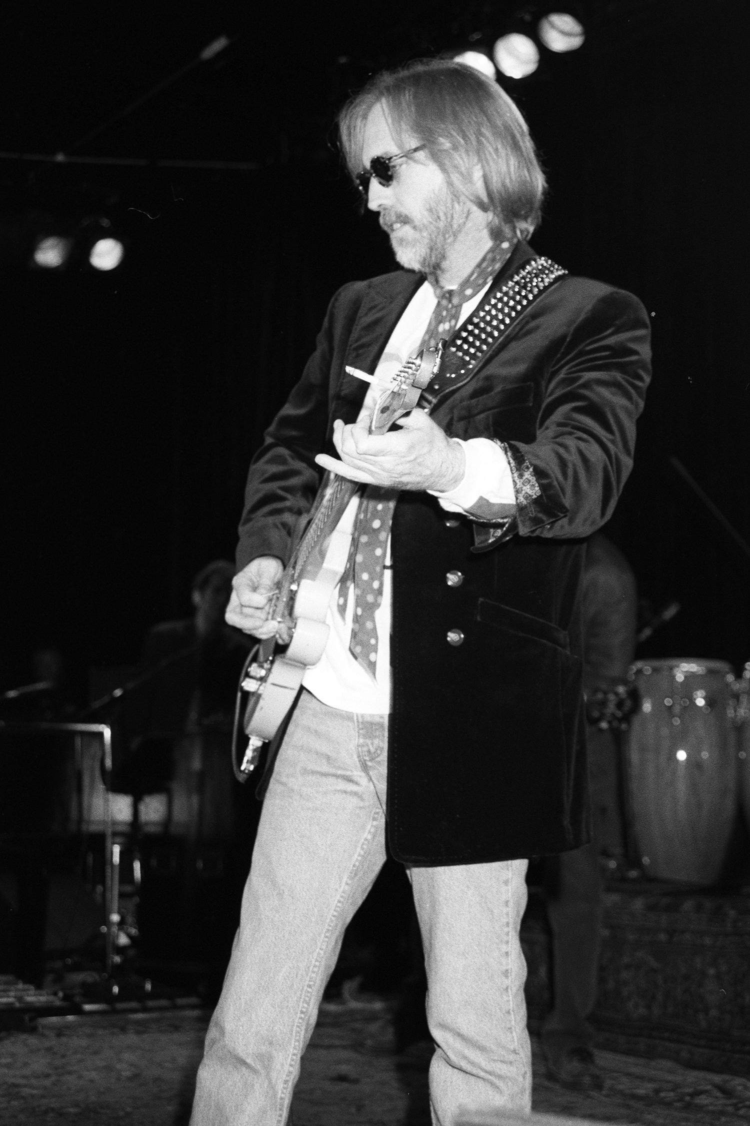 Tom Petty spelar på AmFar's awards ceremony i Los Angeles. Maj 1996.
