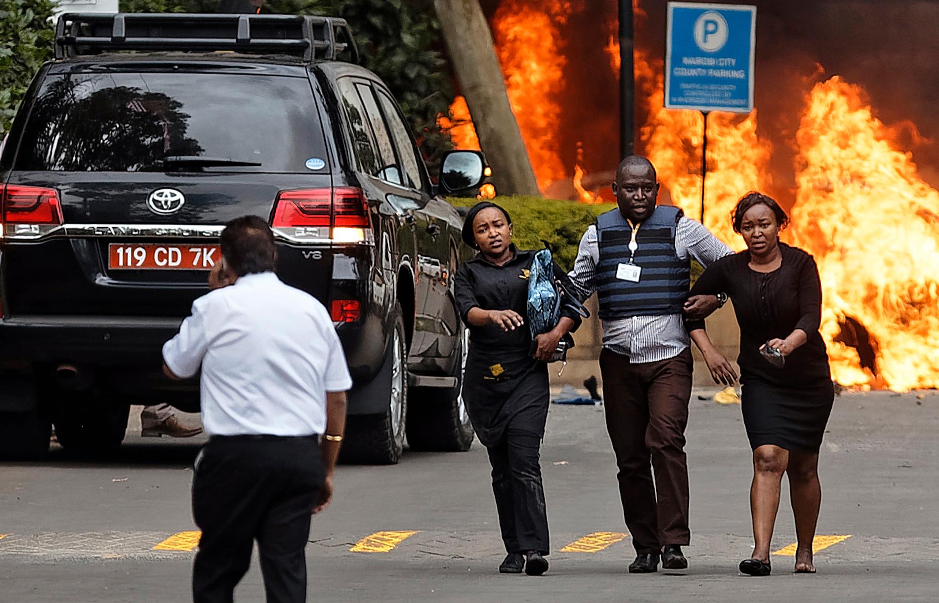Militär evakuerar överlevande från hotellkomplexet i Nairobi under tisdagen.
