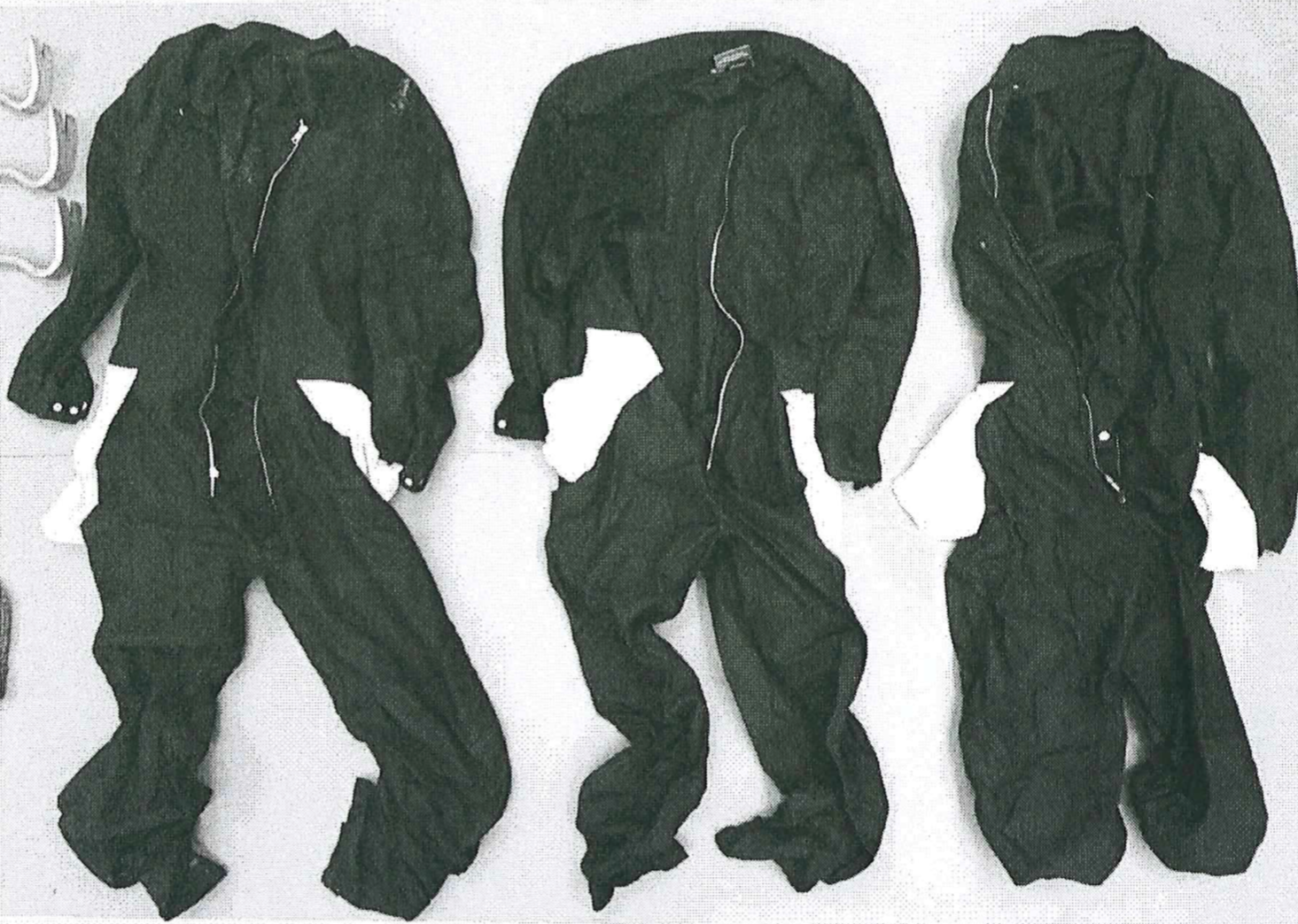 Gärningsmännens overaller hittades och beslagtogs efter rånet.