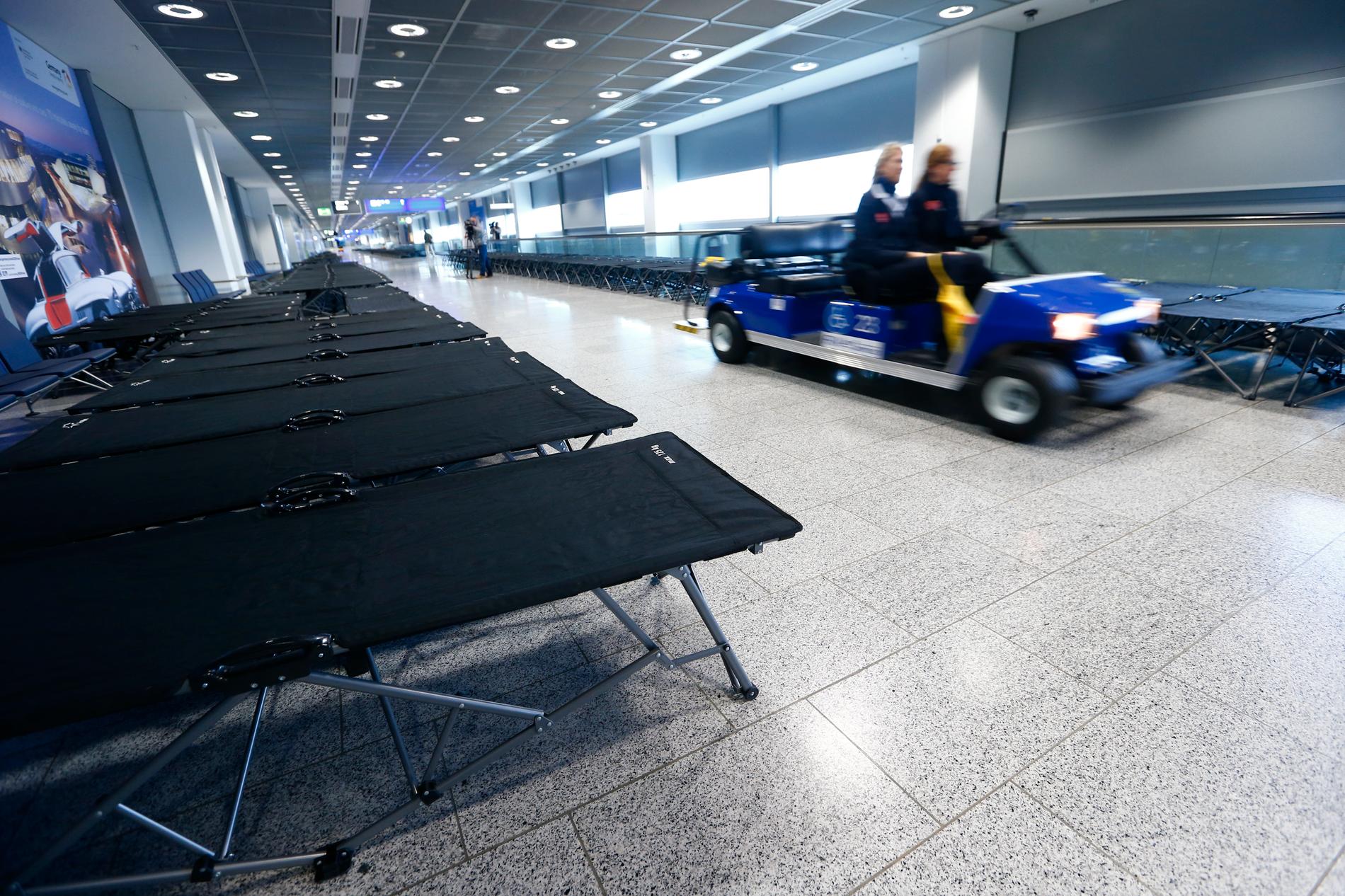 På flygplatsen i Frankfurt har tältsängar ställts upp för strandade passagerare.