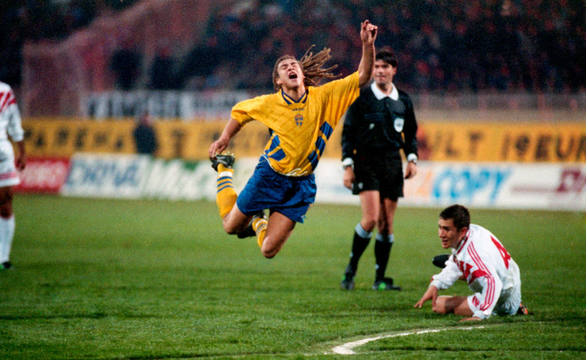 I kamp med Henrik Larsson i EM-kvalet 1995.