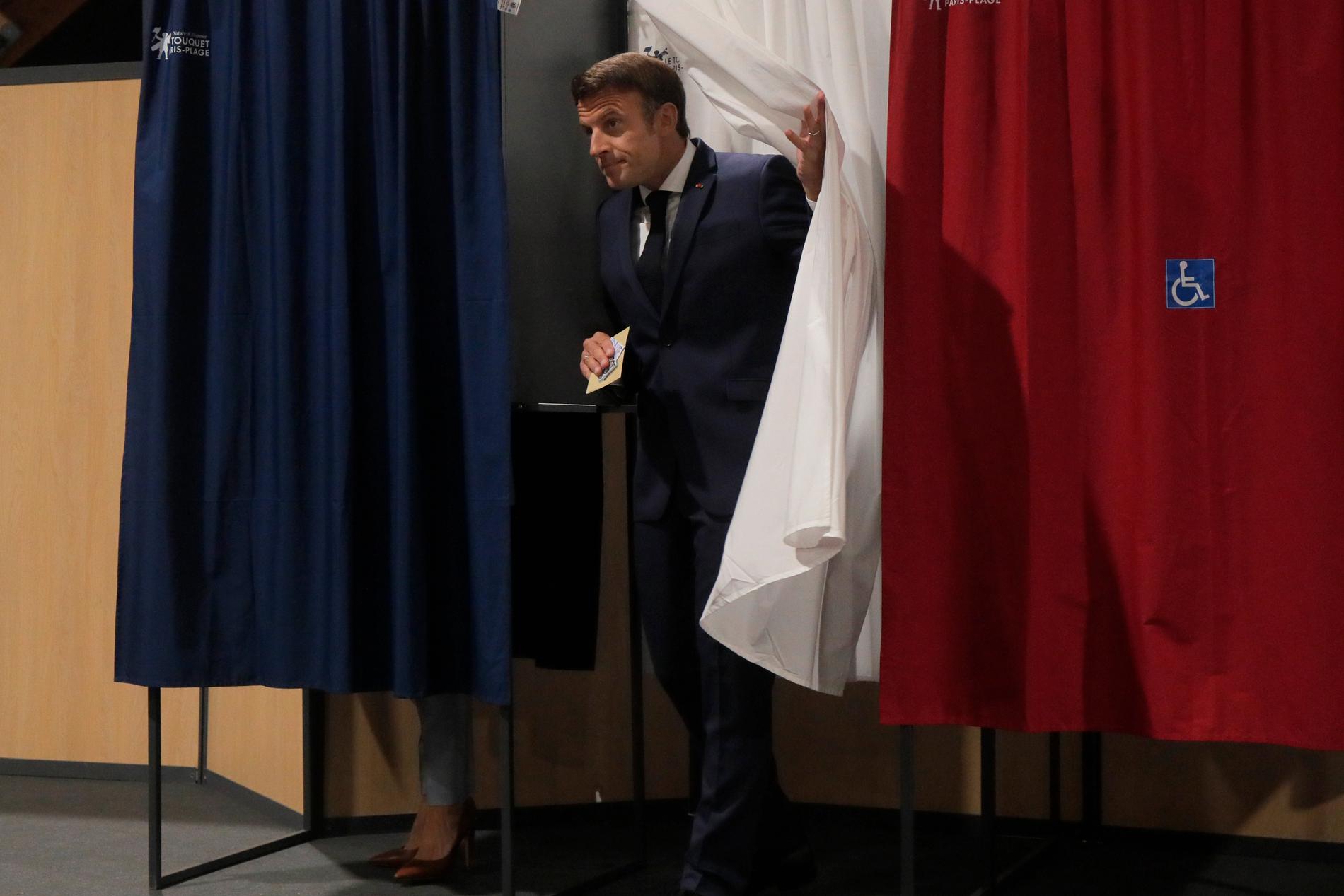 Frankrikes president Emmanuel Macrons allians Tillsammans har även i fortsättningen flest mandat i parlamentet – men långt ifrån egen majoritet.
