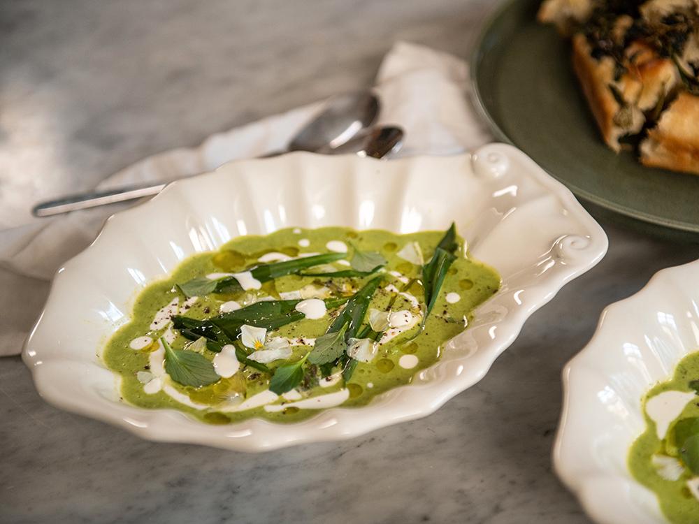 Grön sparrissoppa blir en härlig lunch eller lyxig förrätt.