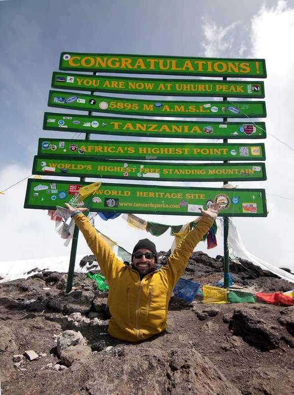 Klättrade själv Spencer West har inga ben, men trots det besteg han Kilimanjaro. Fyra femtedelar av sträckan gick han själv på händerna, och resten fick han hjälp av vänner när det blev för brant.Foto