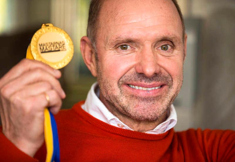 Thomas Ravelli håller upp sin guldmedalj från ”Mästarnas mästare”.