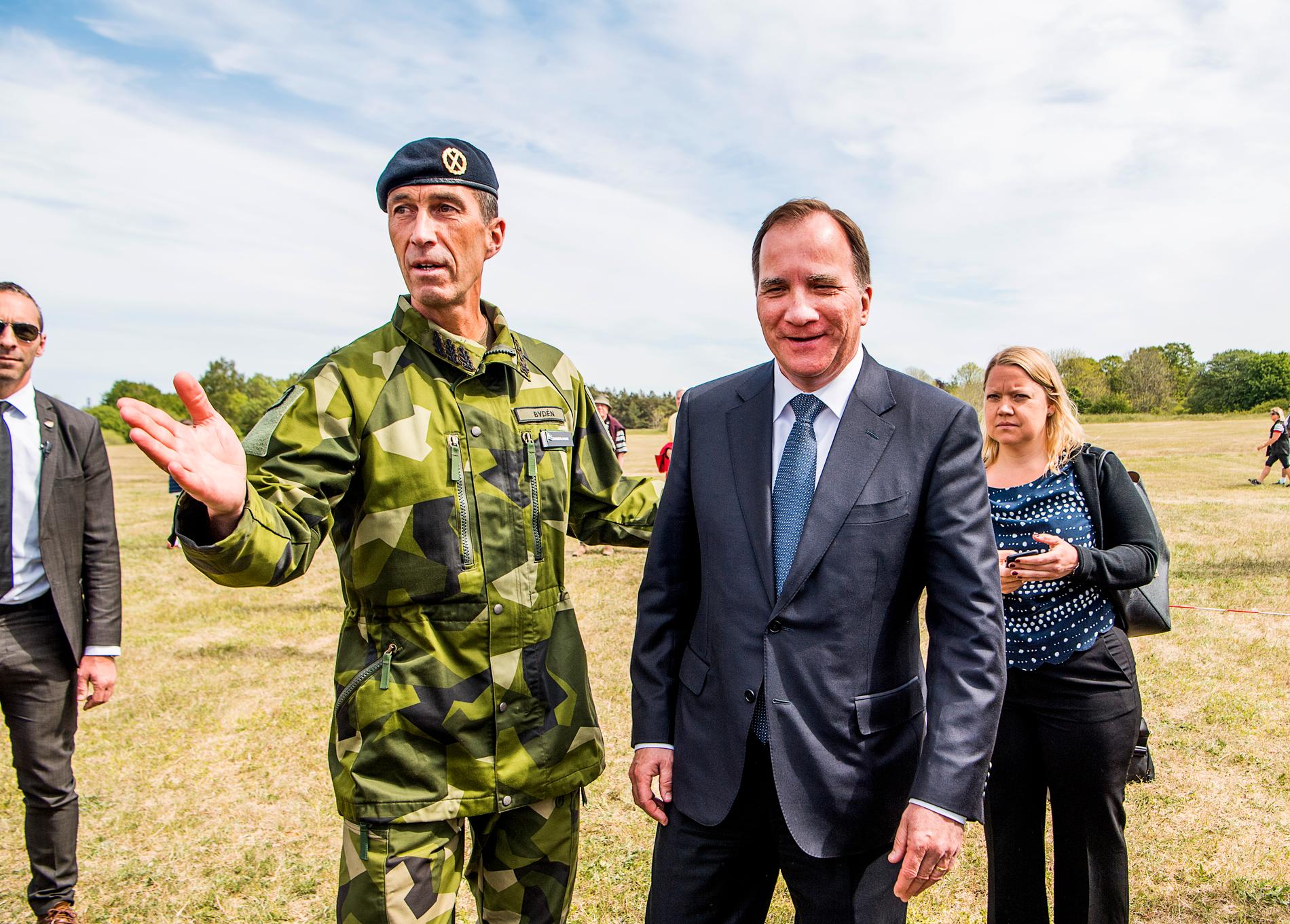 ÖB Micael Bydén och statsminister Stefan Löfvenvid invigningsceremoni Gotlands regemente P 18 i Visby.
