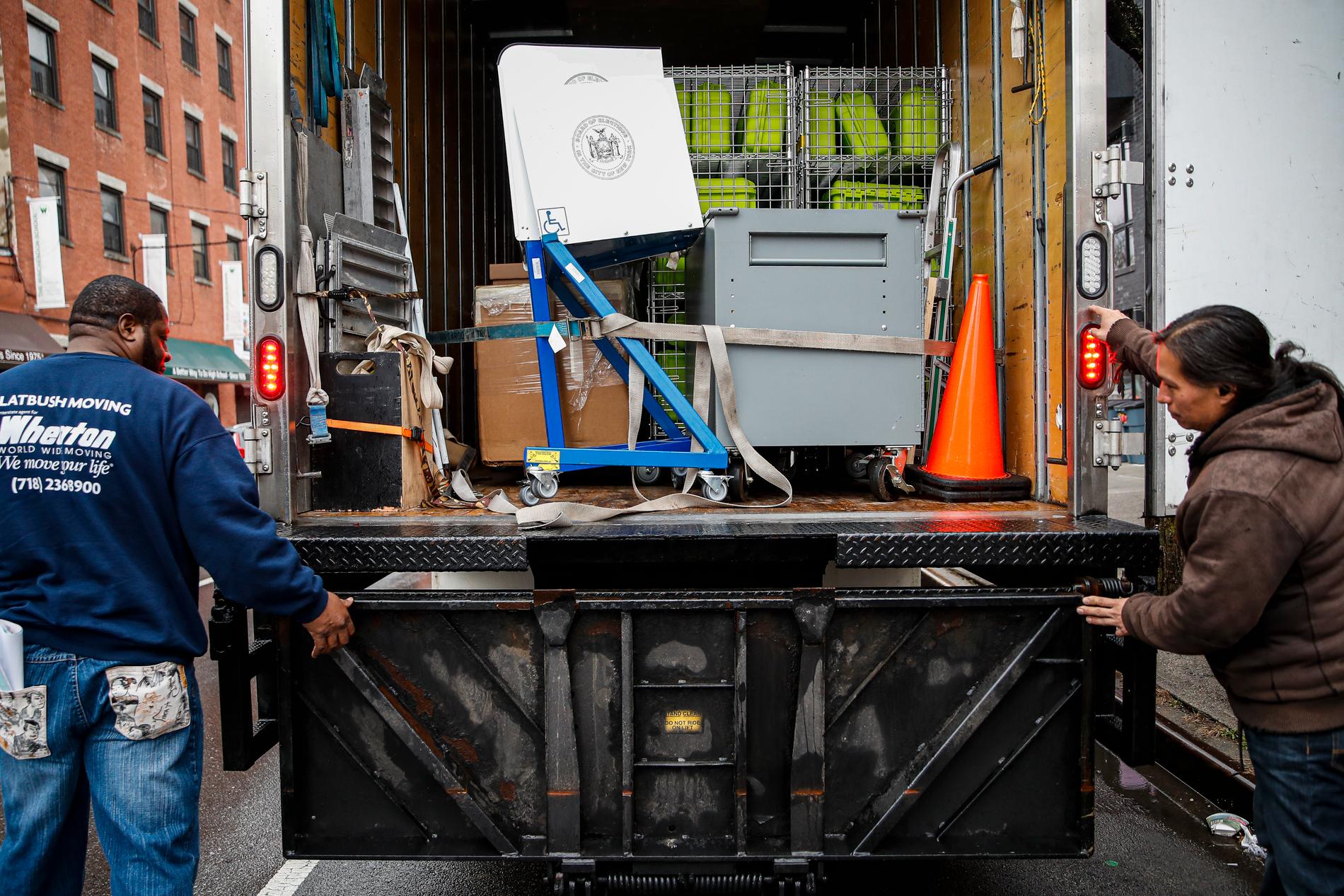 Arbetare lastar in vallokalsmaterial i en lastbil i Brooklyn i april.