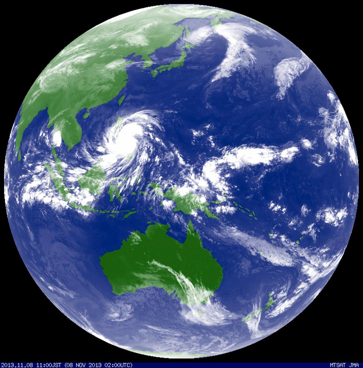 Satellitbilden visar hur tyfonen Haiyan sveper fram.