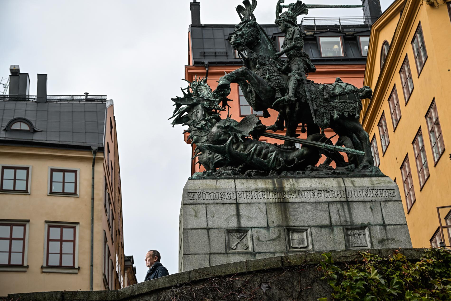 Bo Eriksson vid Sankt Göran och draken-statyn i Gamla stan i Stockholm. Arkivbild.