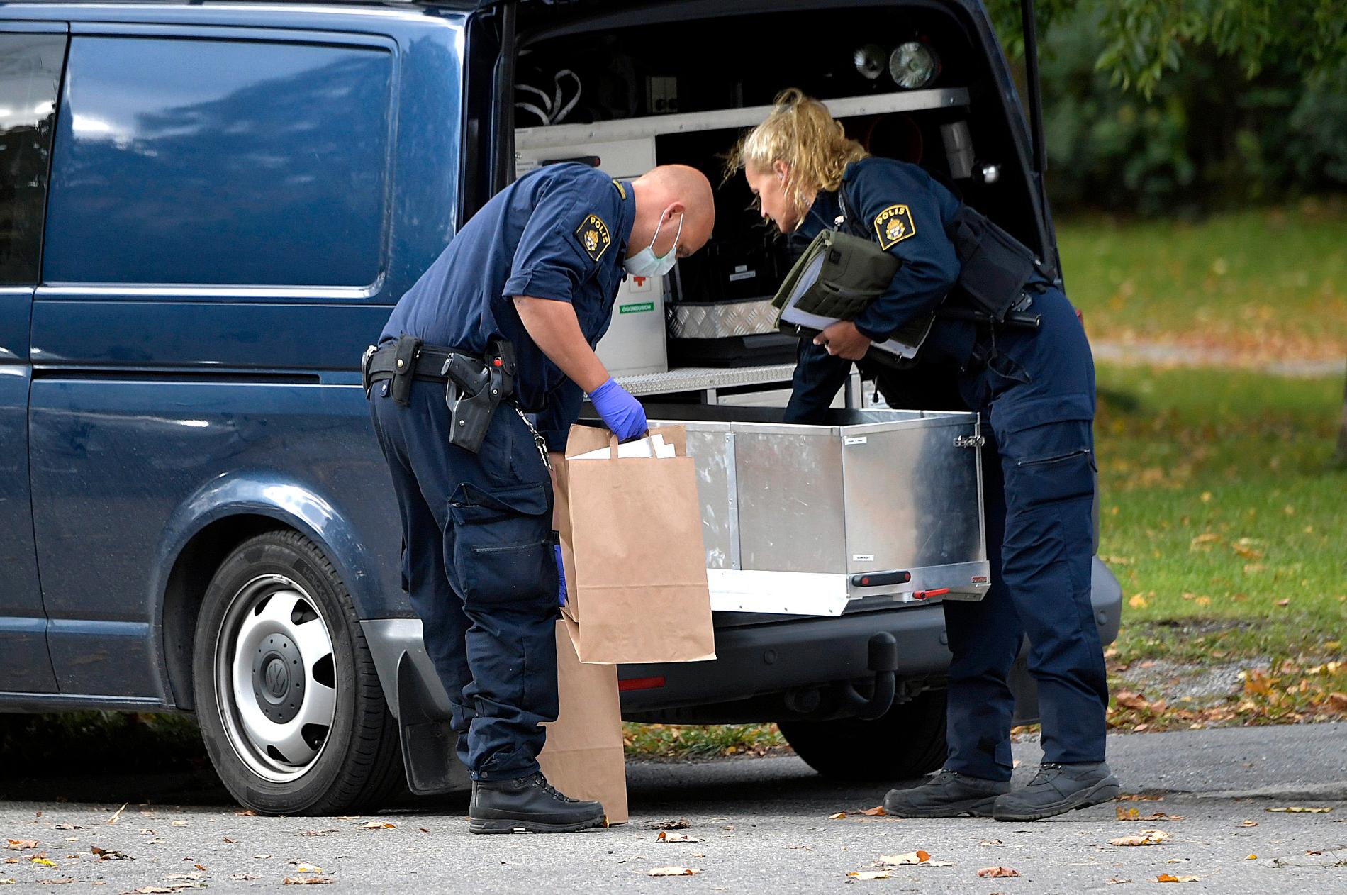 Polisens tekniker säkrar spår efter rånet i Södertälje.