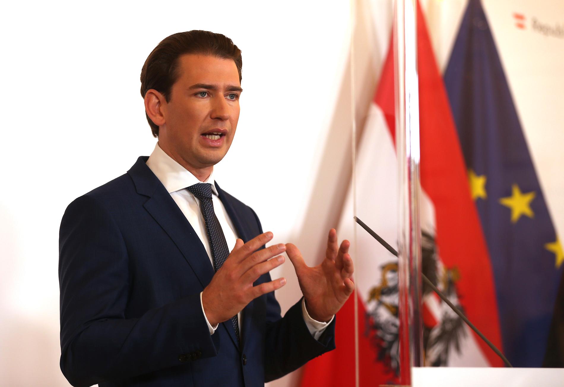 Bakom plexiglas berättade förbundskansler Sebastian Kurz, om Österrikes inskränkta rörelsefrihet.