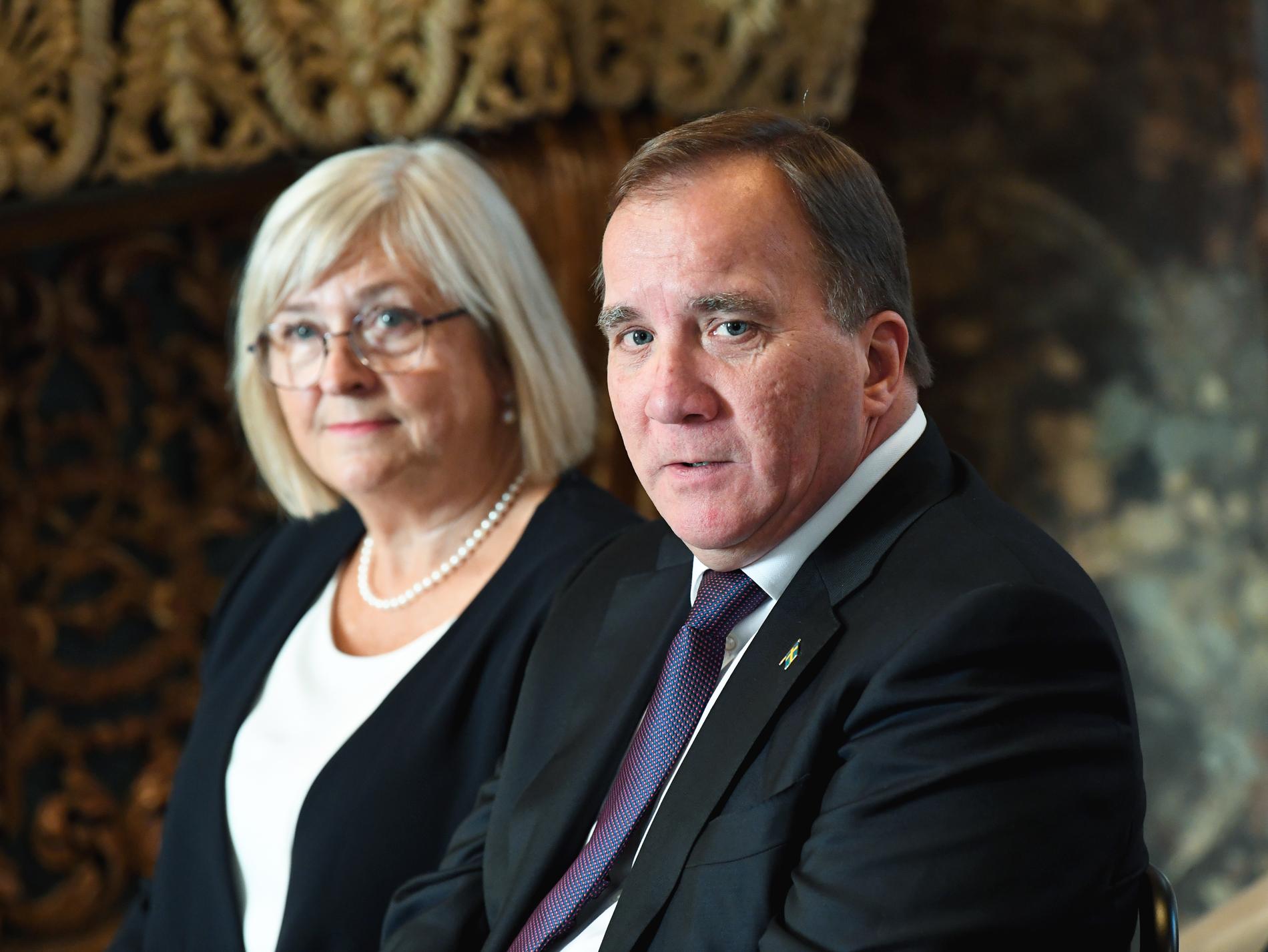 Statsminister Stefan Löfven (S) med frun Ulla Löfven på plats under gudstjänsten.