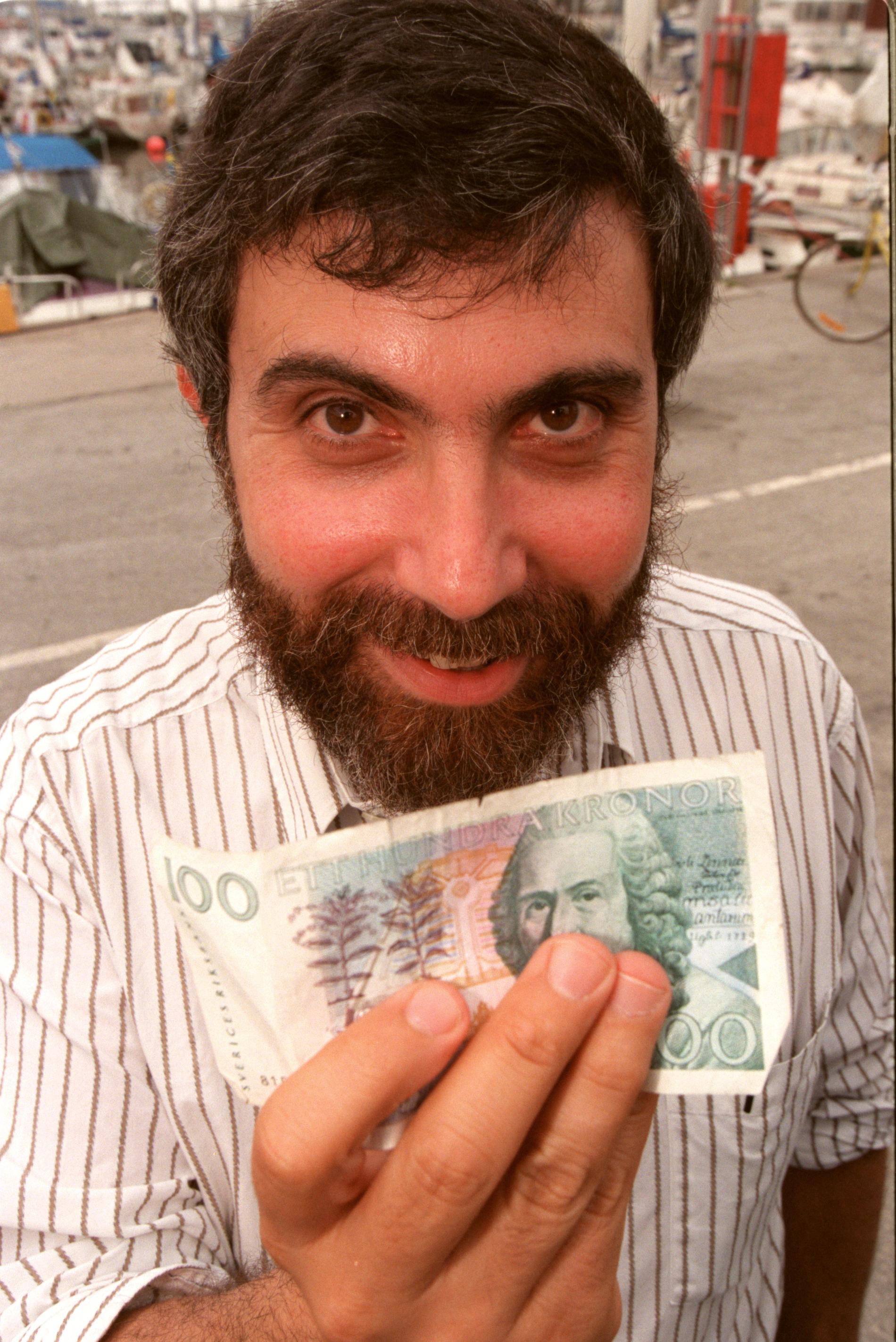 1995 Paul Krugman visade upp en svensk hundralapp för fotografen vid ett besök i Sverige för 13 år sedan.