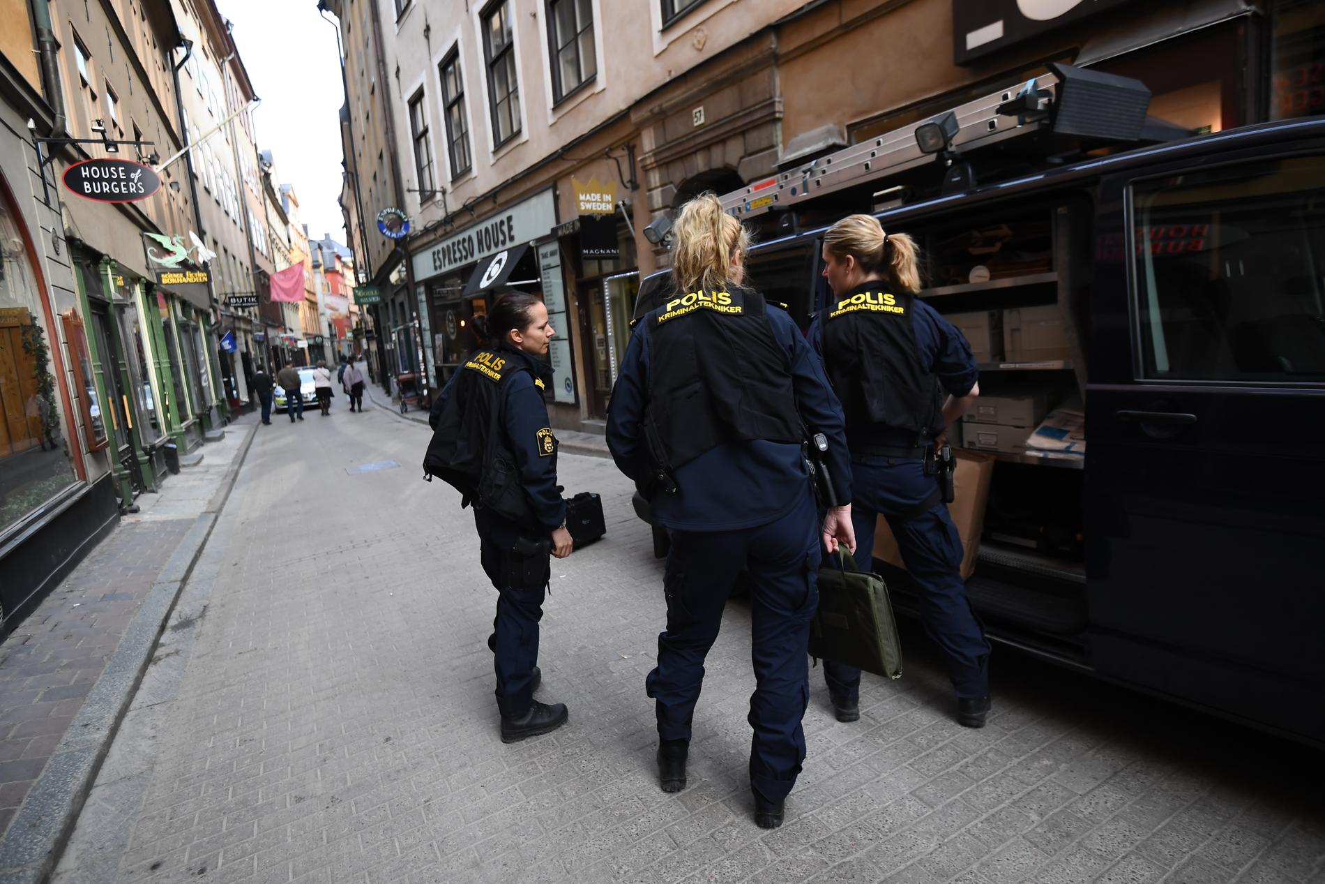En man sitter anhållen misstänkt för mord på en kvinna i Gamla stan, Stockholm. Polisen larmades till platsen i natt.