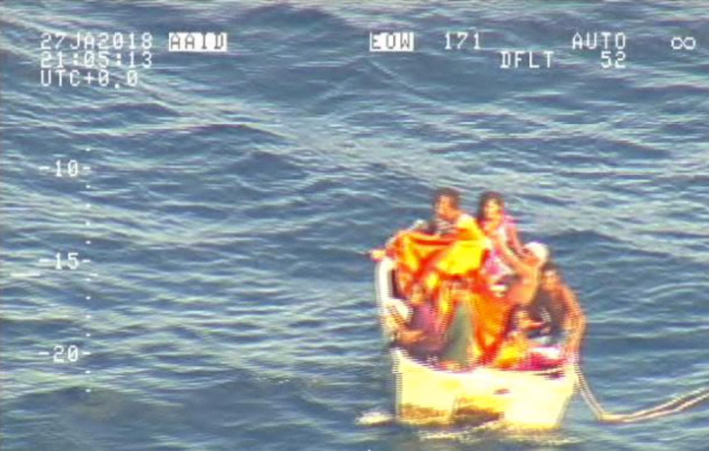 Sju personer har hittats i en gummibåt på Stilla havet.