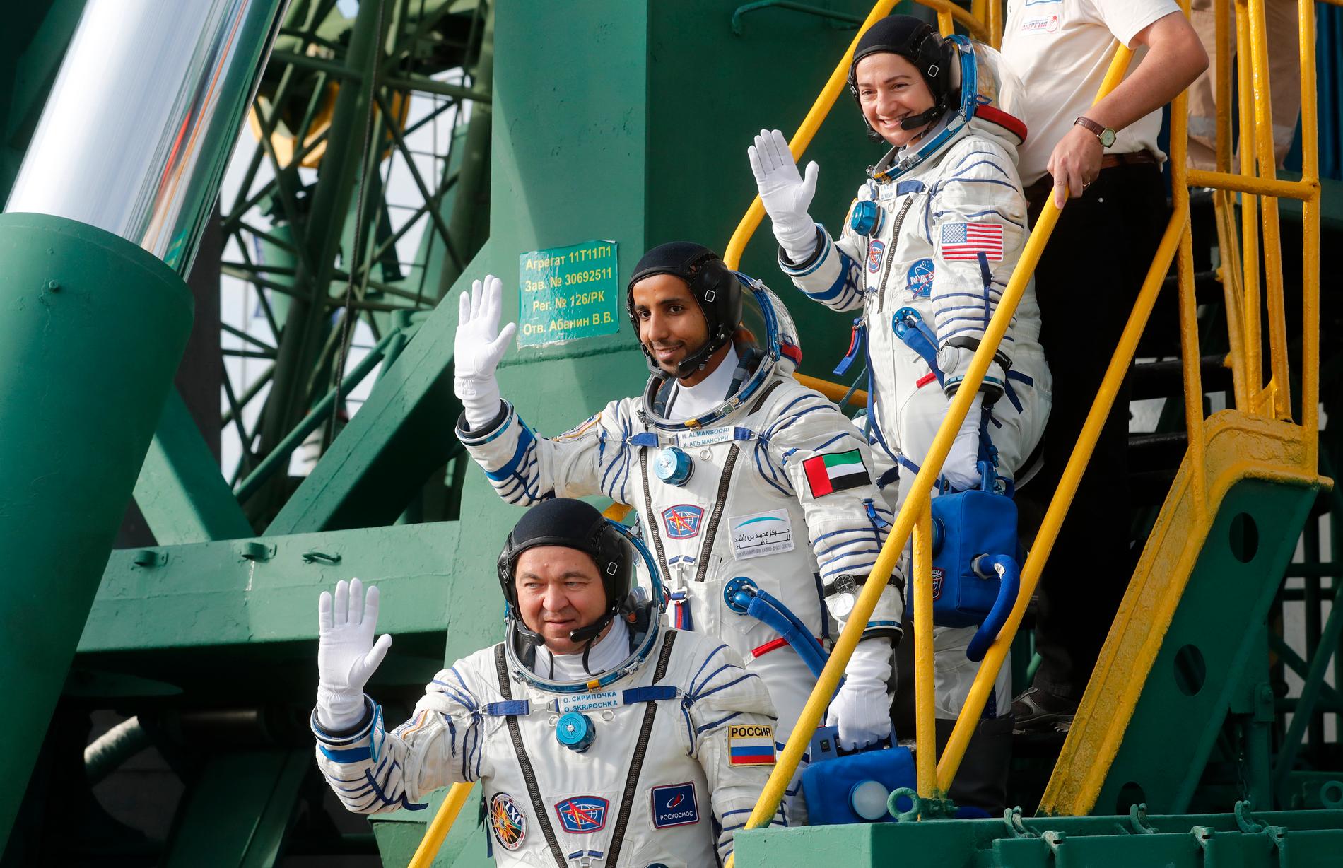 Den svenskamerikanska astronauten Jessica Meir, längst till höger, tillsammans med kollegorna Hazza Al Mansouri från Förenade Arabemiraten och Oleg Skripochka längst ner. Fotot togs strax för avfärden till internationella rymdstationen ISS i september.