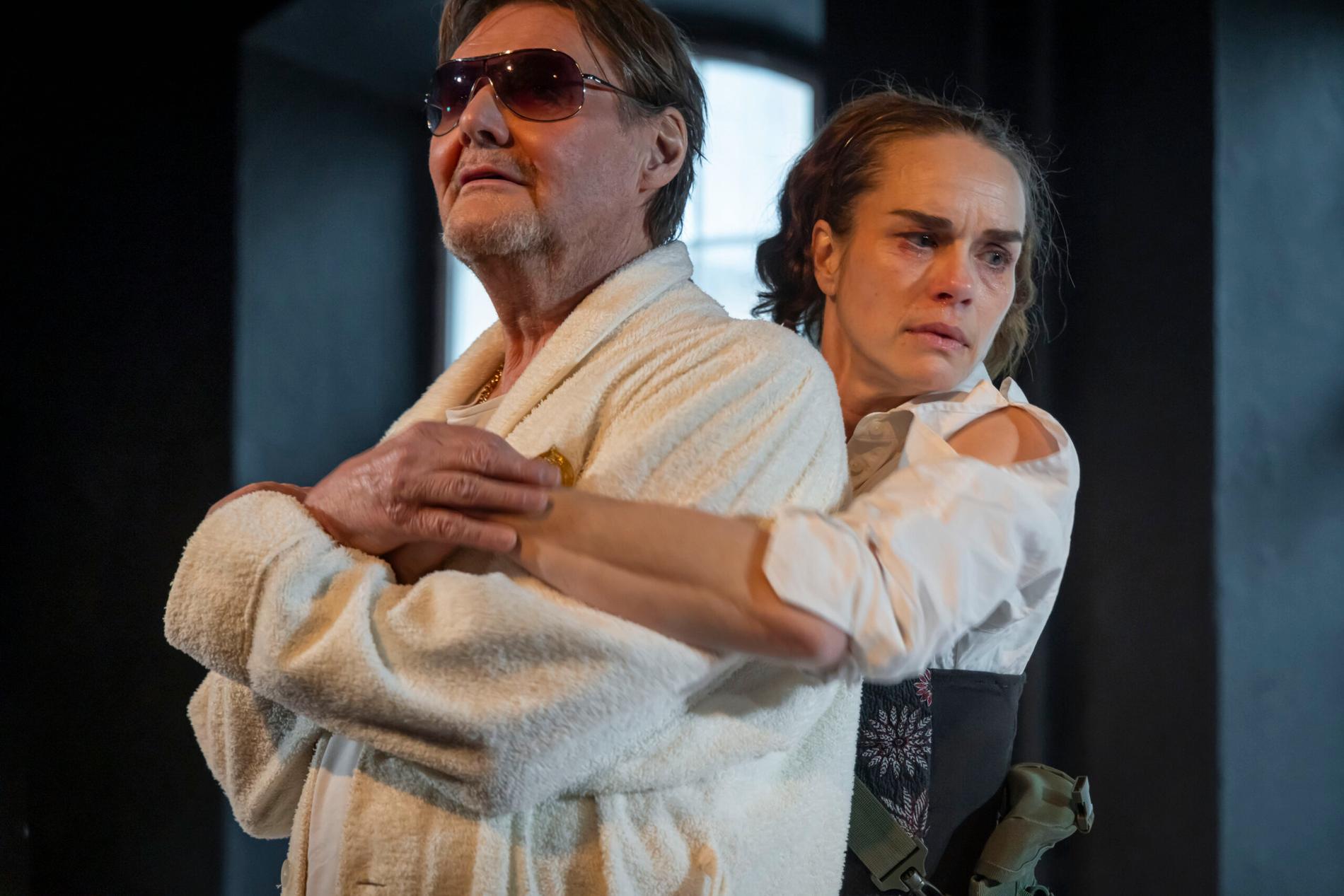 Johan Rabaeus och Lina Englund i ”En grav för två” på Teater Galeasen