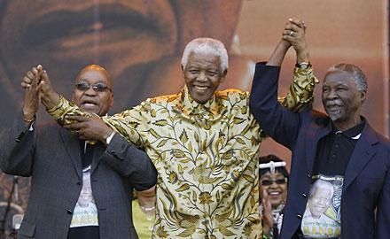 Den ikoniske befrielseledaren Nelson Mandela tillsammans med sina efterträdare Thabo Mbeki och nuvarande presidenten och ANC-ledaren Jacob Zuma.
