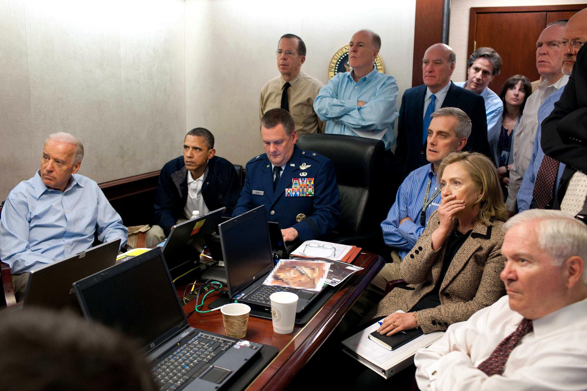 Barack Obama och hans medarbetare följer likvideringen av Usama bin Ladin i realtid.