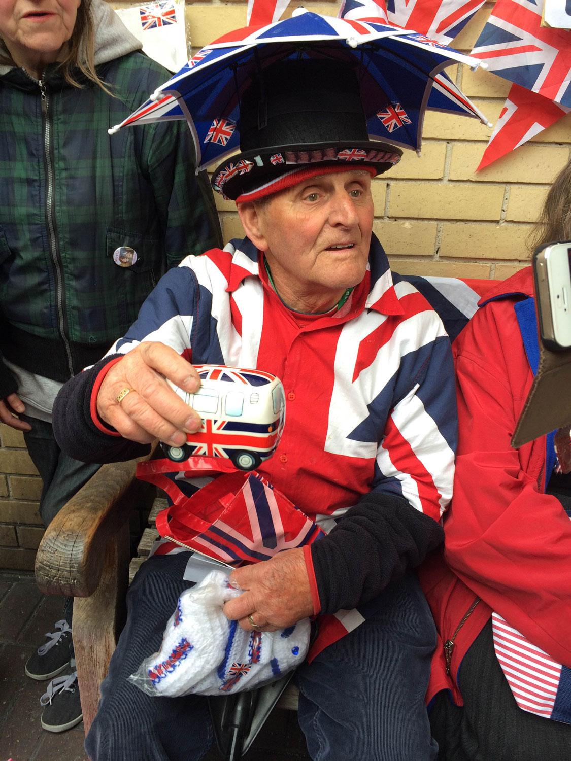 Det var en stor dag för britterna och de firade som sig bör – med att vara ännu mer brittiska än vanligt. Terry Hutt har klätt sig i Union Jack från topp till tå.