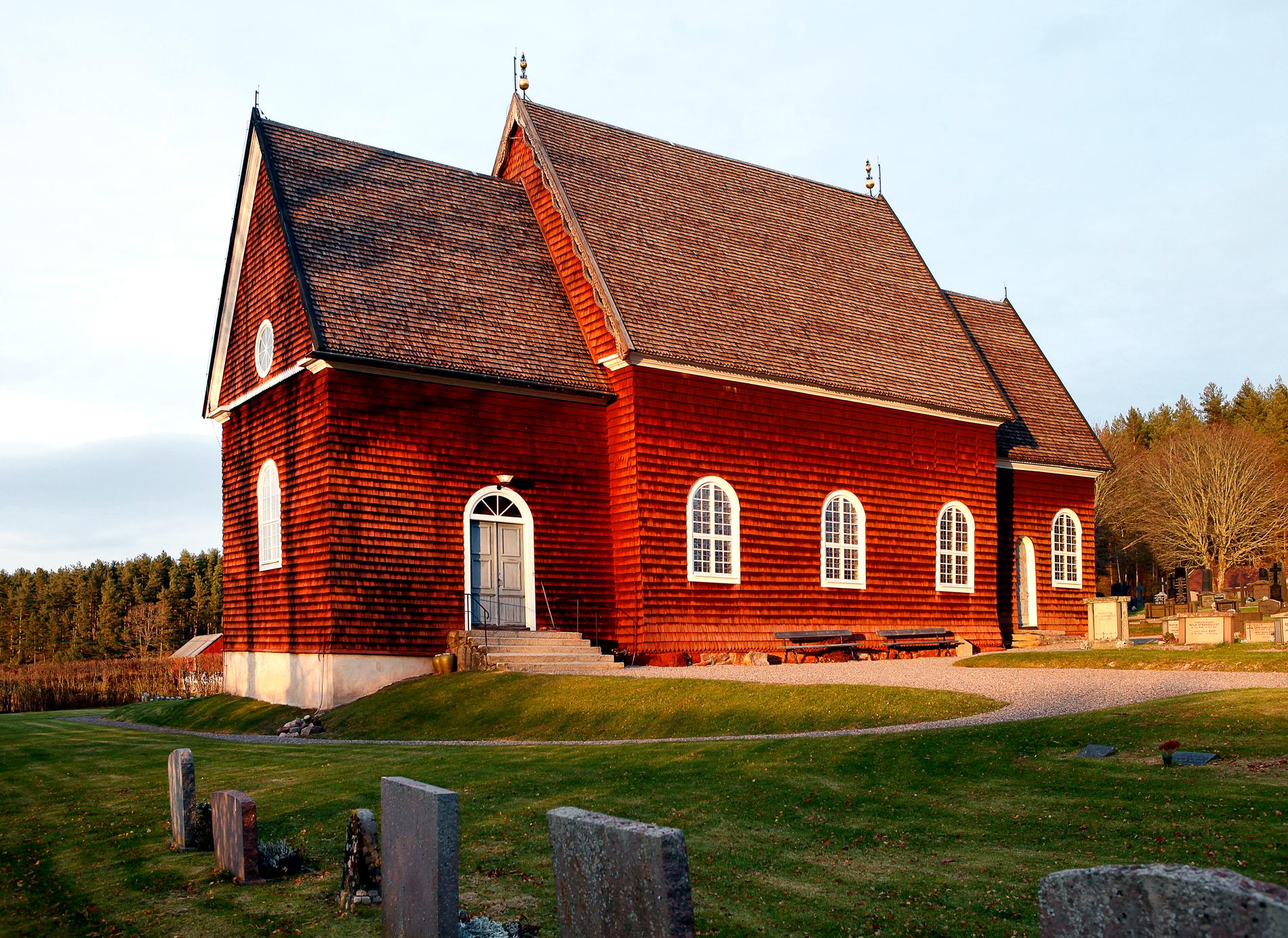 I Sverige finns få medeltida kyrkor av trä bevarade, men Tidersrums kyrka sydväst om Kisa är ett exempel. Kyrkan uppfördes ursprungligen cirka 1260, det vill säga mitt under medeltiden.