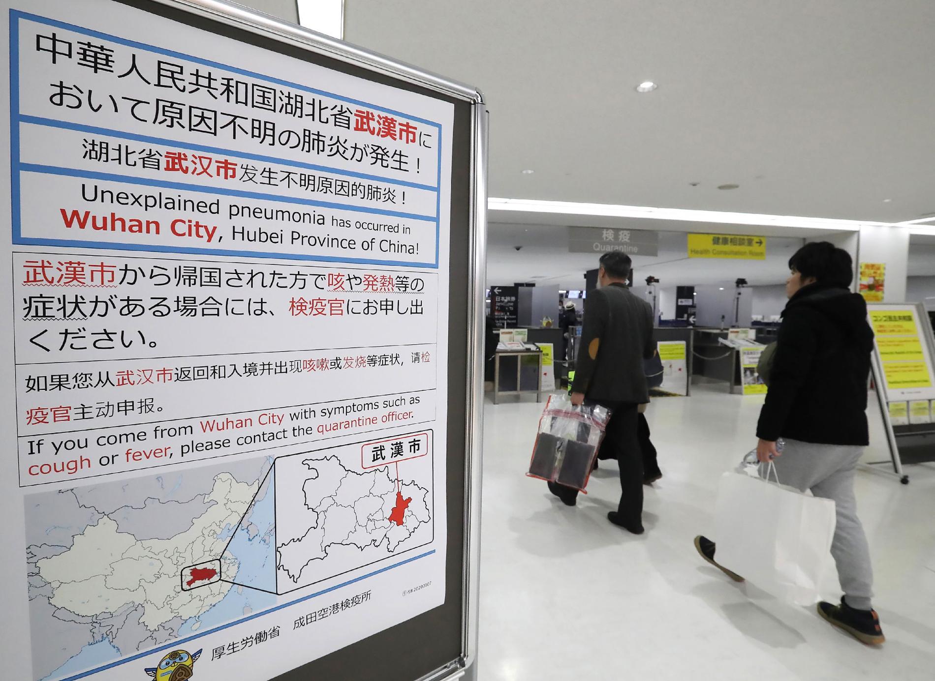 Resenärer på Narita-flygplatsen utanför Tokyo varnas för smittan i Wuhan, Kina. I dagsläget finns inget som tyder på att det sarsliknande viruset kommer att sprida sig till Sverige.