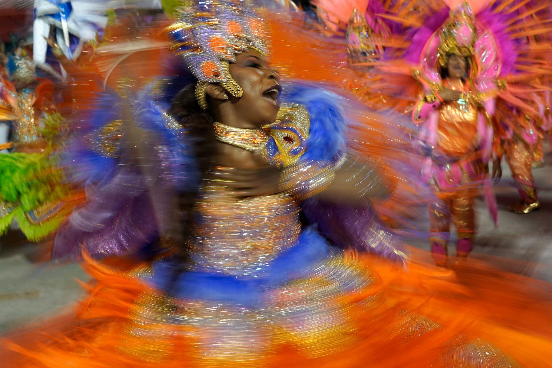 En deltagare från sambaskolan Beija Flor under årets karneval i Rio de Janeiro.