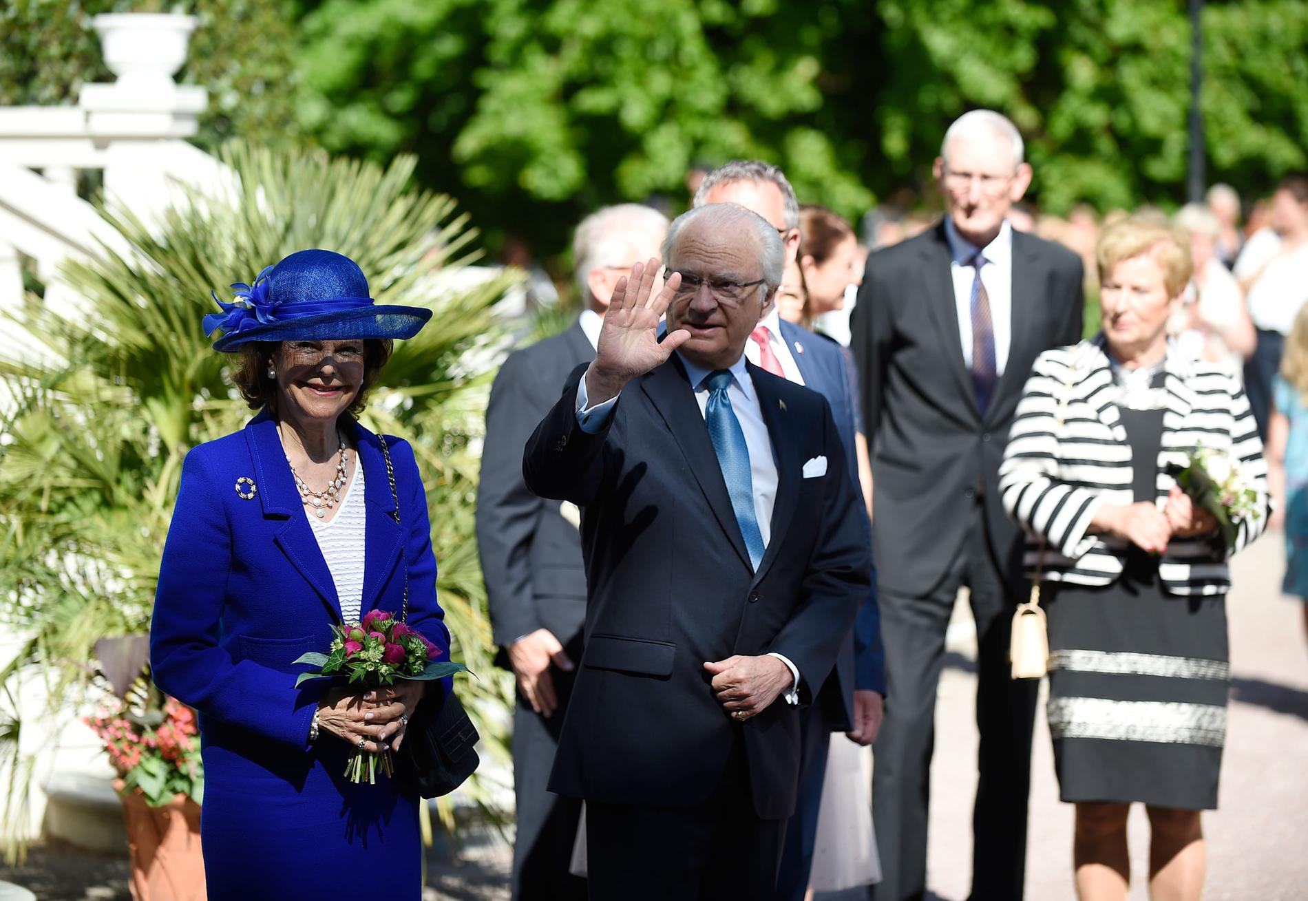 Kung Carl XVI Gustaf och drottning Silvia hälsar på åskådarna då Sofiero Slott utanför Helsingborg firar 150-årsjubileum på nationaldagen. Under festligheterna invigs både en helt ny jubileumsträdgård och jubileumsutställningen på slottet.