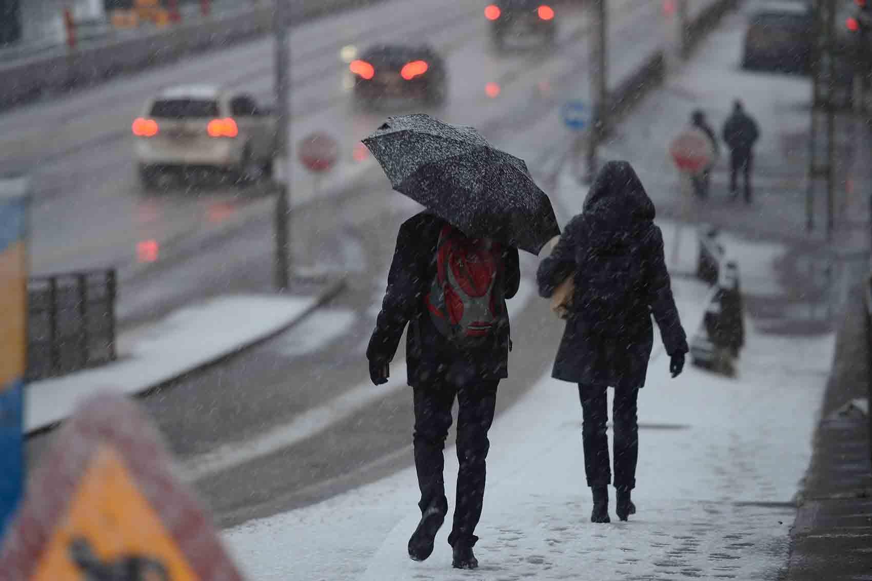 Varnar för trafiken  Efter en mild höst är vintern på väg – och det med besked. I morgon väntar minusgrader, blåst, snö och regn. Meteorologen Martin Hedberg varnar för trafikkaos och uppmanar alla som inte bytt till vinterdäck att lämna bilen hemma.