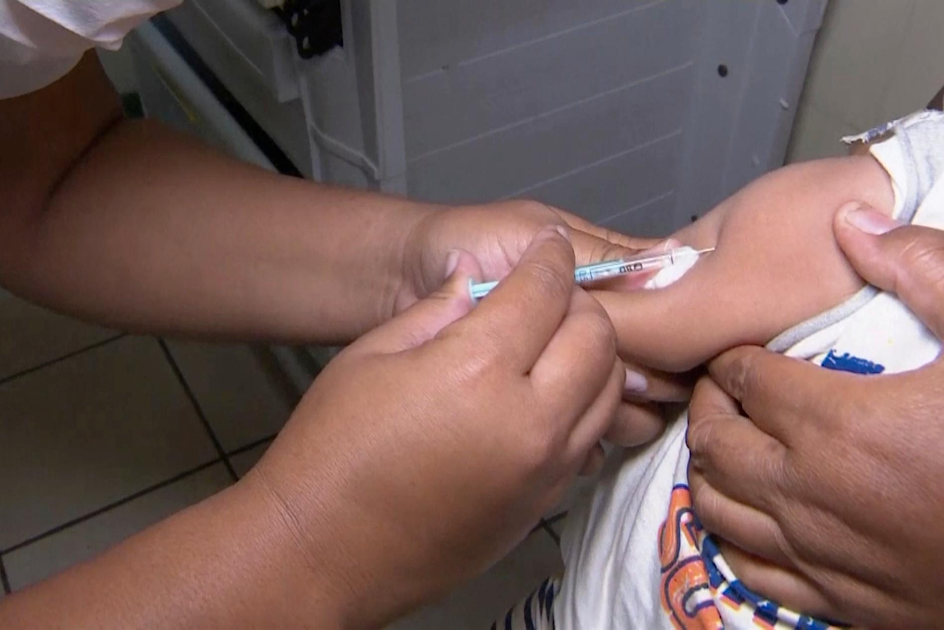 Ett barn vaccineras i Samoa i samband med ett mässlingsutbrott på ögruppen i november förra året.