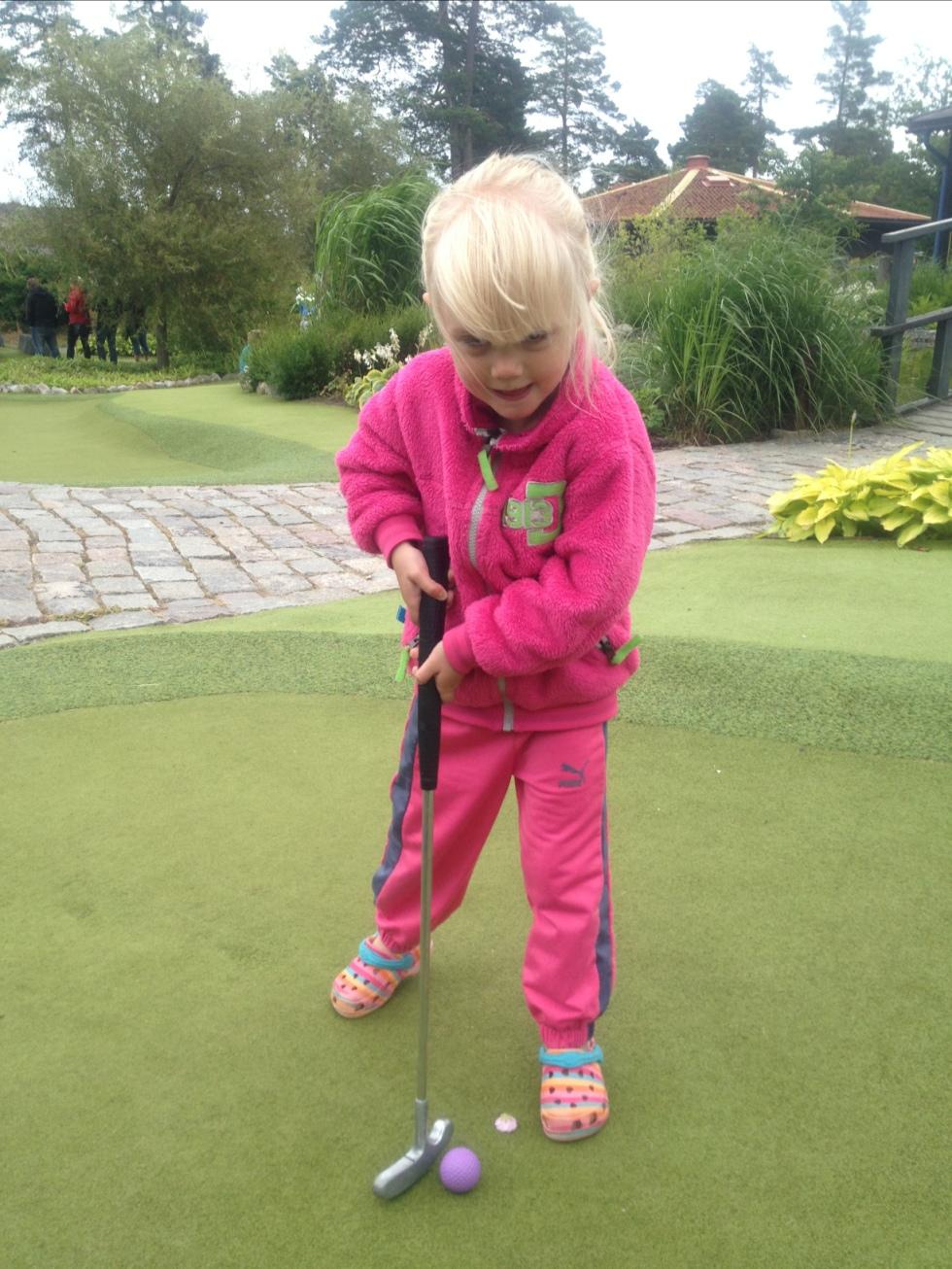 Stor koncentration när Isabell, 3, ska spela golf på Lysingsbadets camping i Västervik.