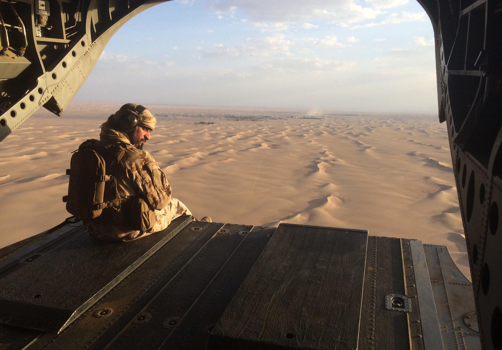 En emiratisk soldat i en helikopter över Jemen. Arkivbild.
