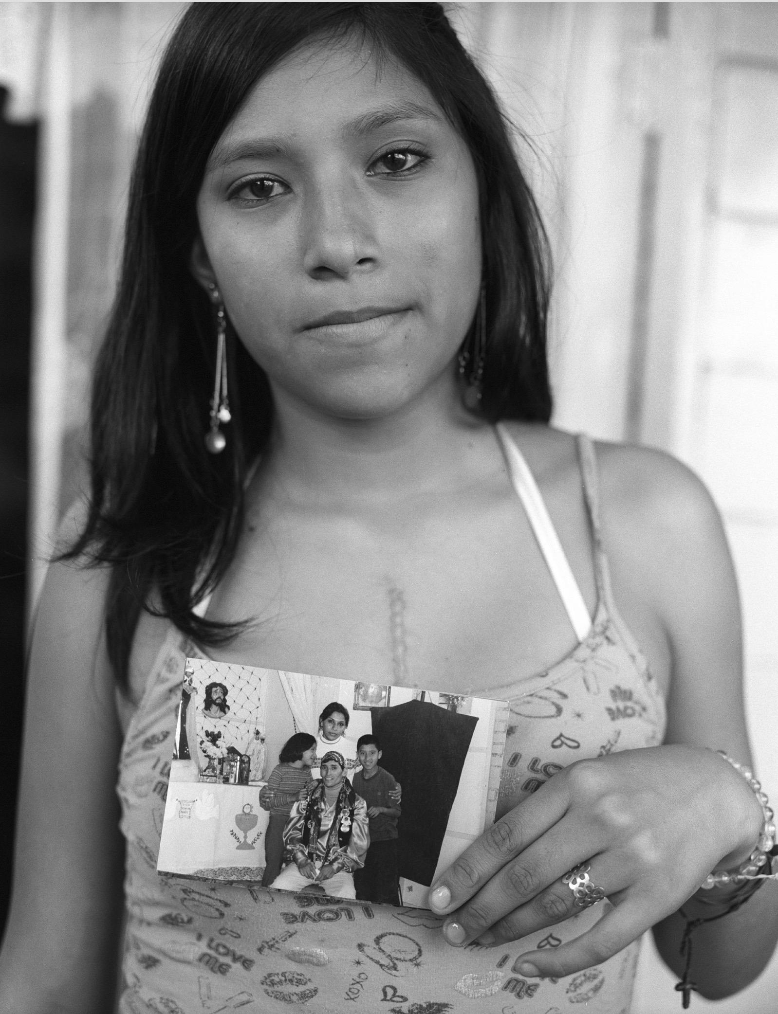Nataly Guarache med ett familjefoto som togs strax före hennes pappa dog.